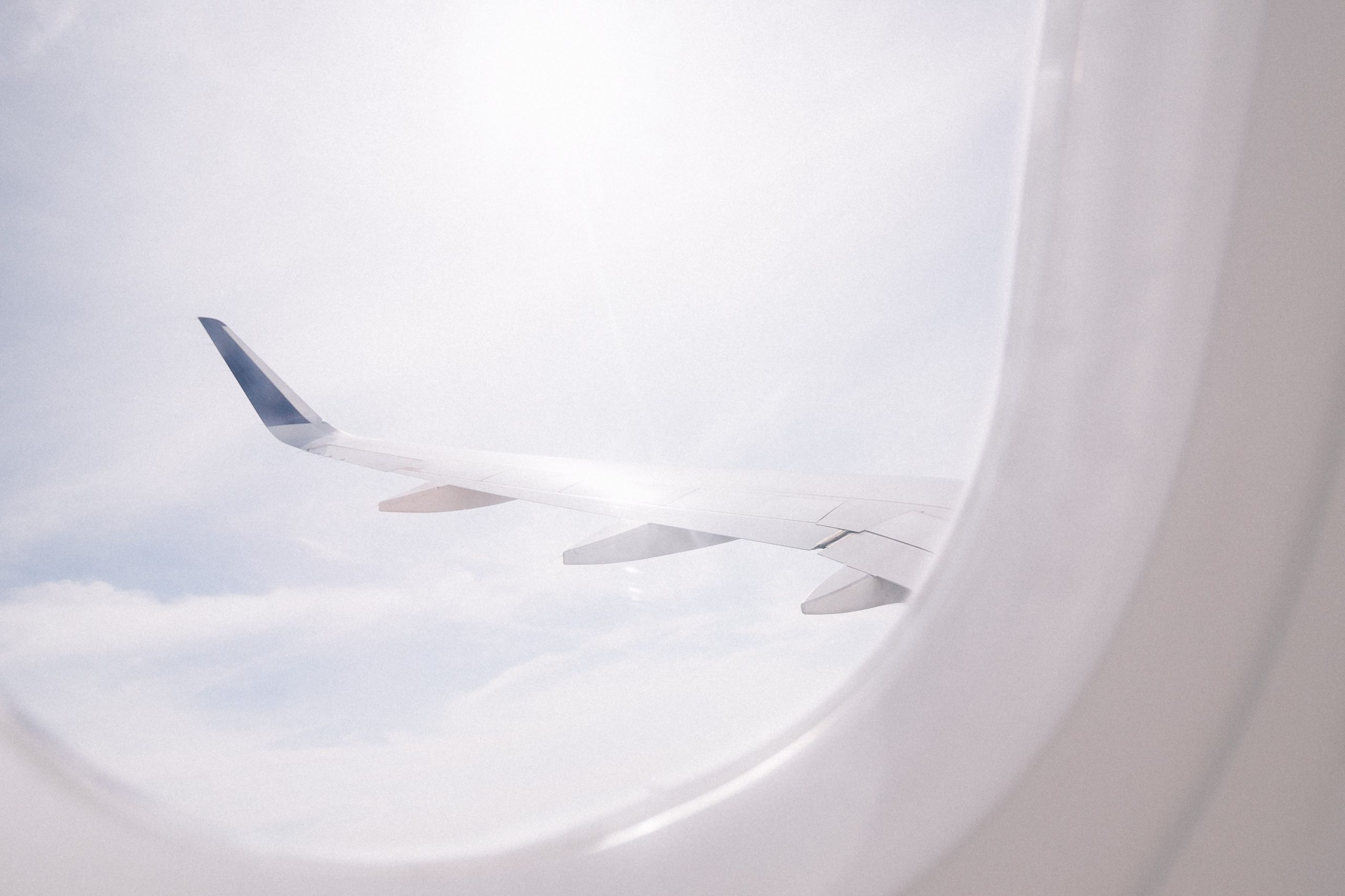 Na First Airlines, os aviões não levantam voo. O passageiro fica sentado e viaja com “óculos” de realidade virtual