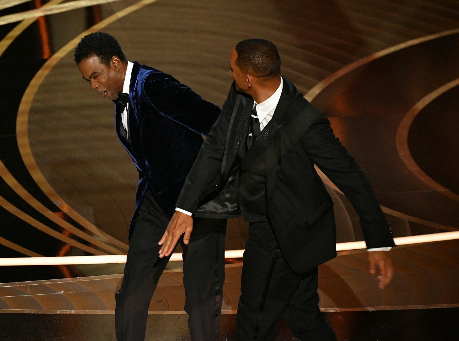 Will Smith banido dos Óscares durante 10 anos por chapada a Chris Rock