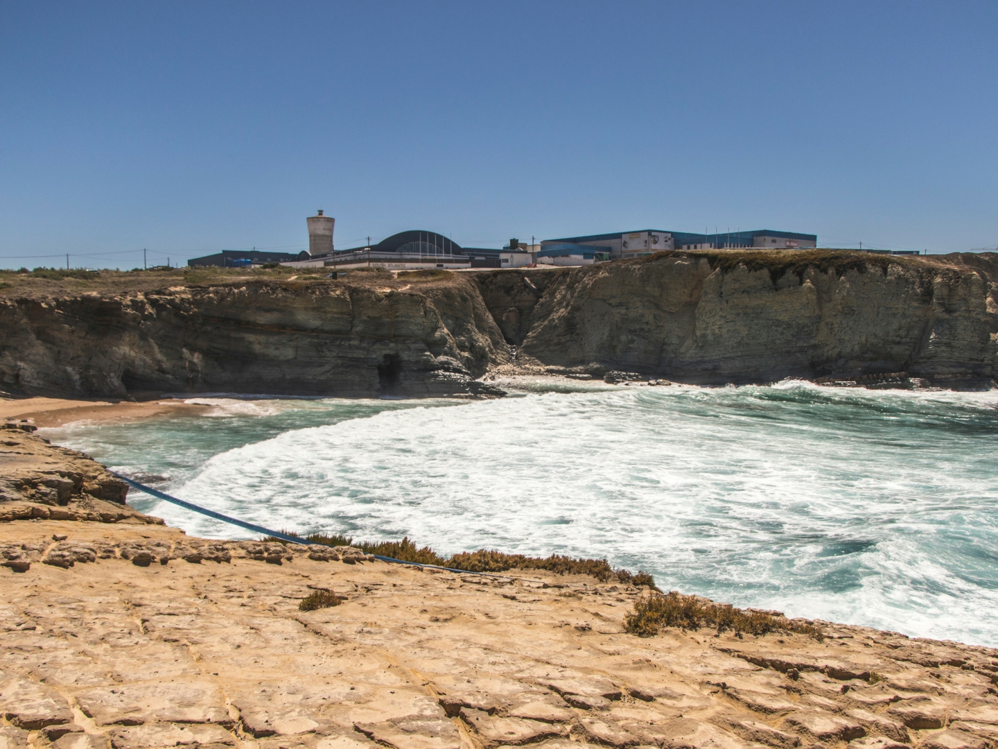 Derrame de nafta interdita duas praias em Peniche, sem afetar restantes zonas balneares