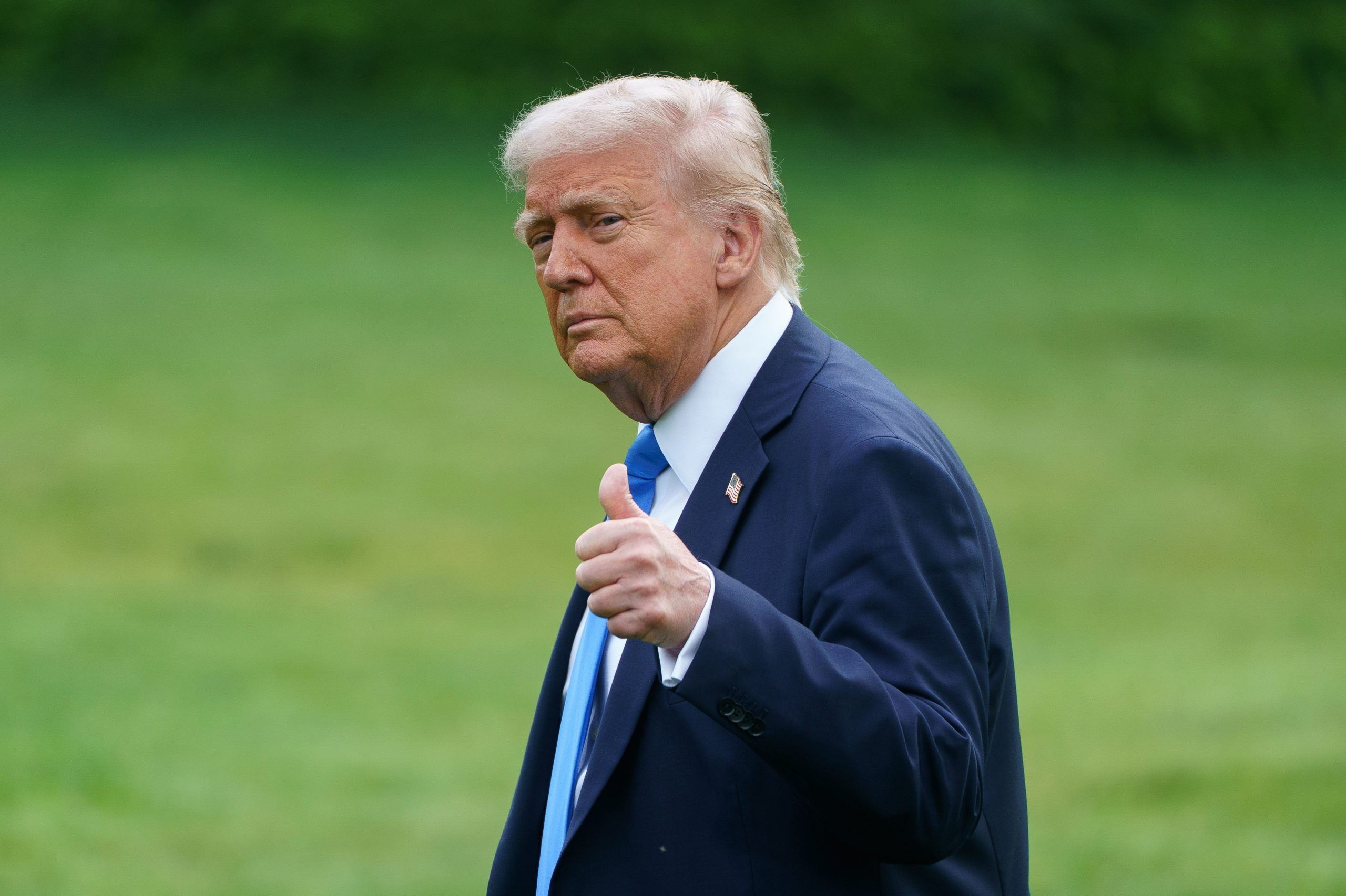 Trump criticado por divulgar uma imagem sua vestido de Papa