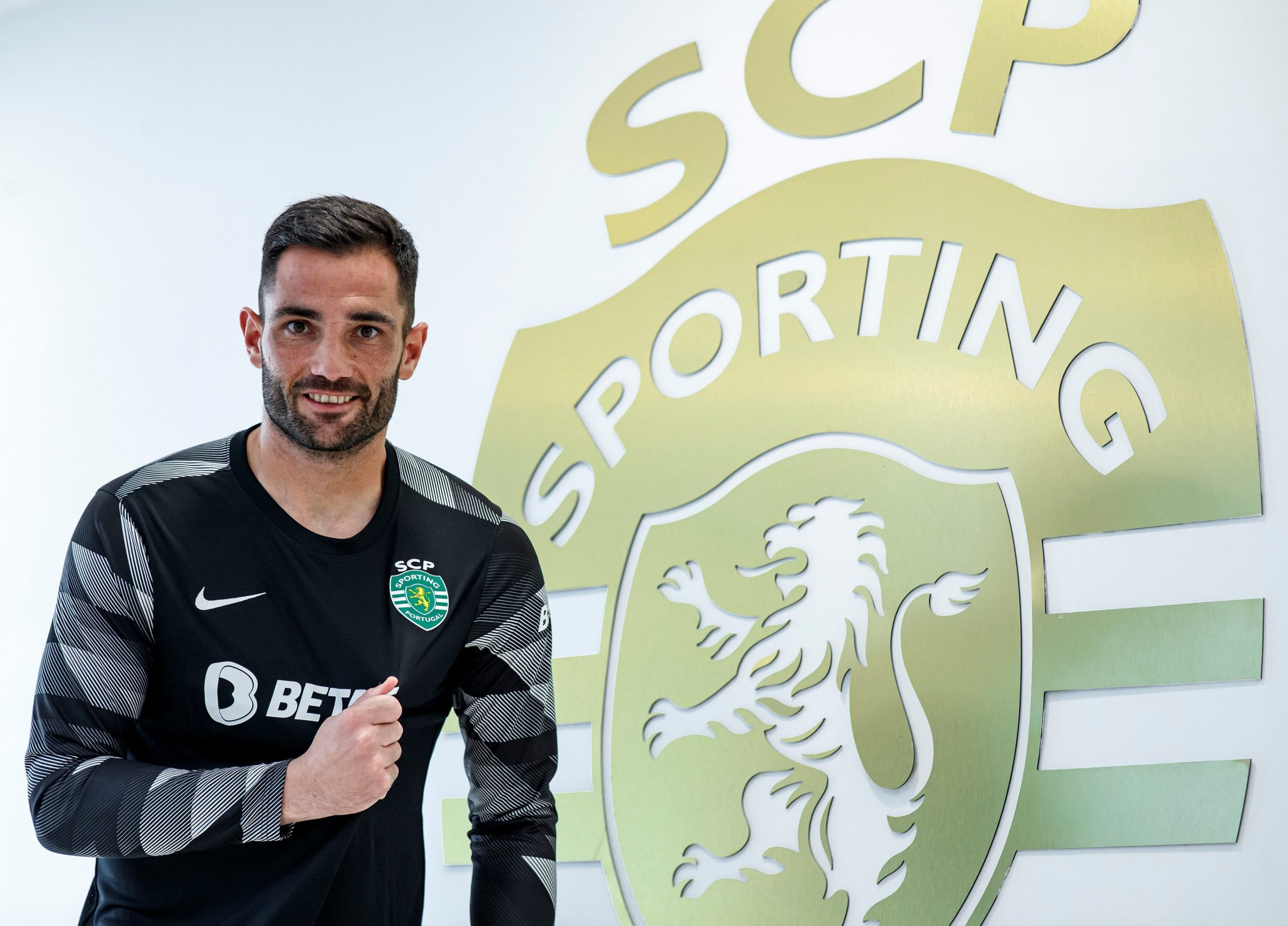Antonio Adán renova com o Sporting até 2024