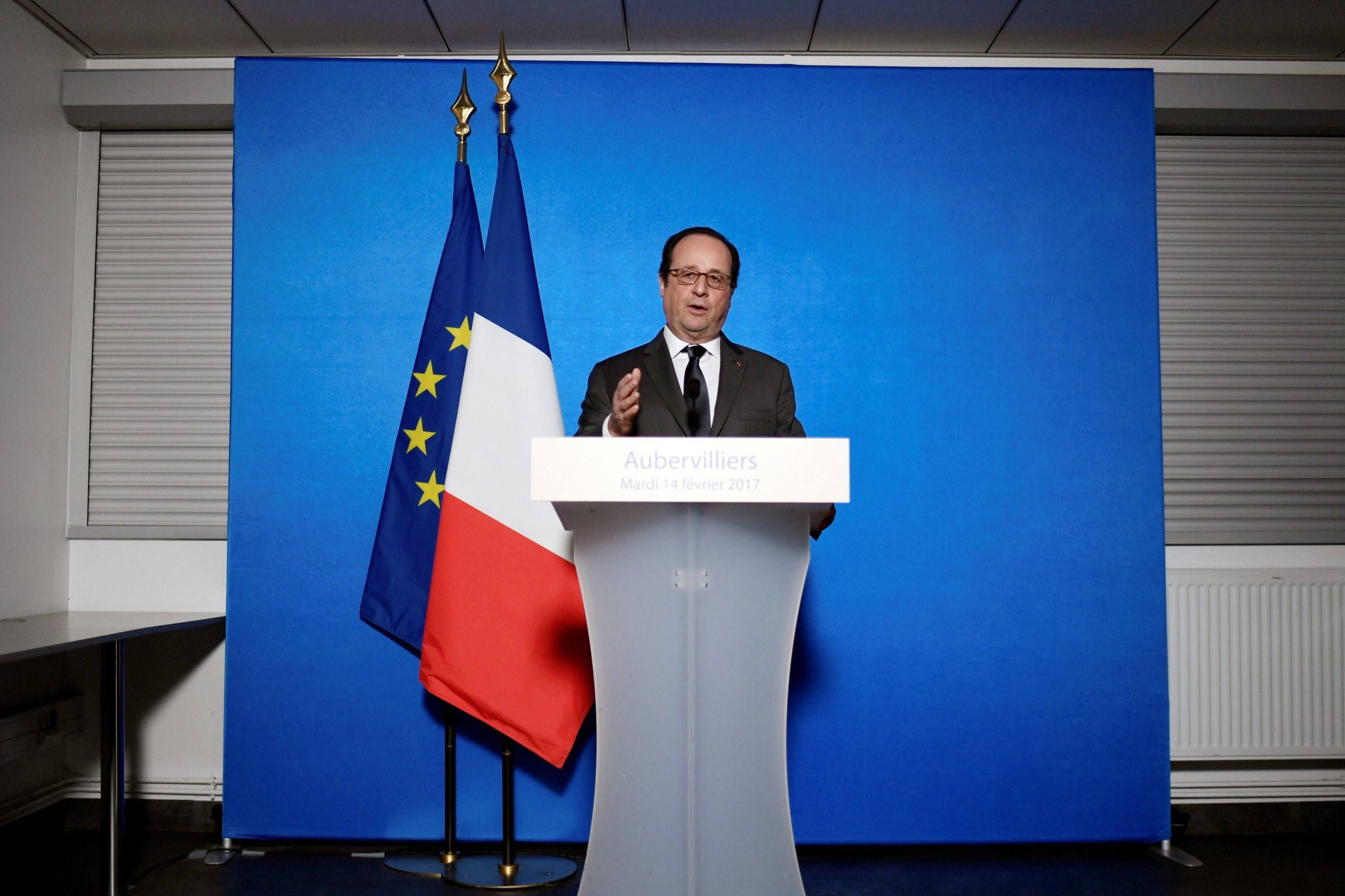 França: Tiro acidental em conferência de Hollande. Duas pessoas feridas