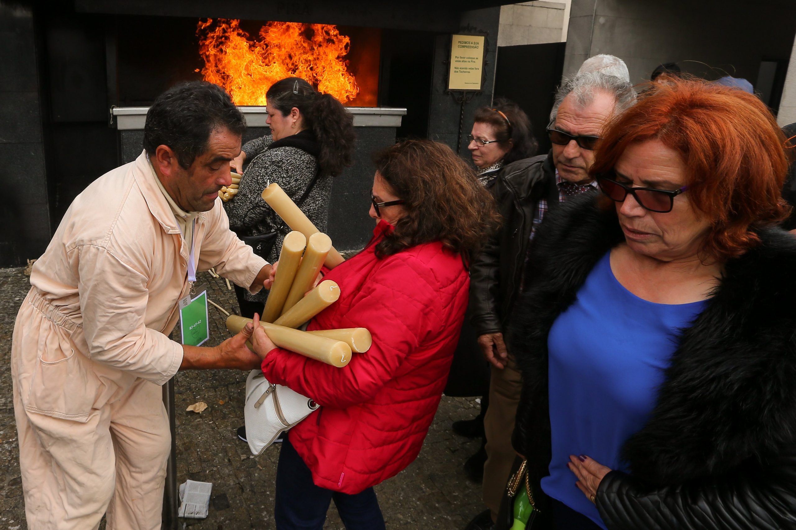 Fátima: Quase duas horas para se conseguir queimar velas e muitas filas no Santuário