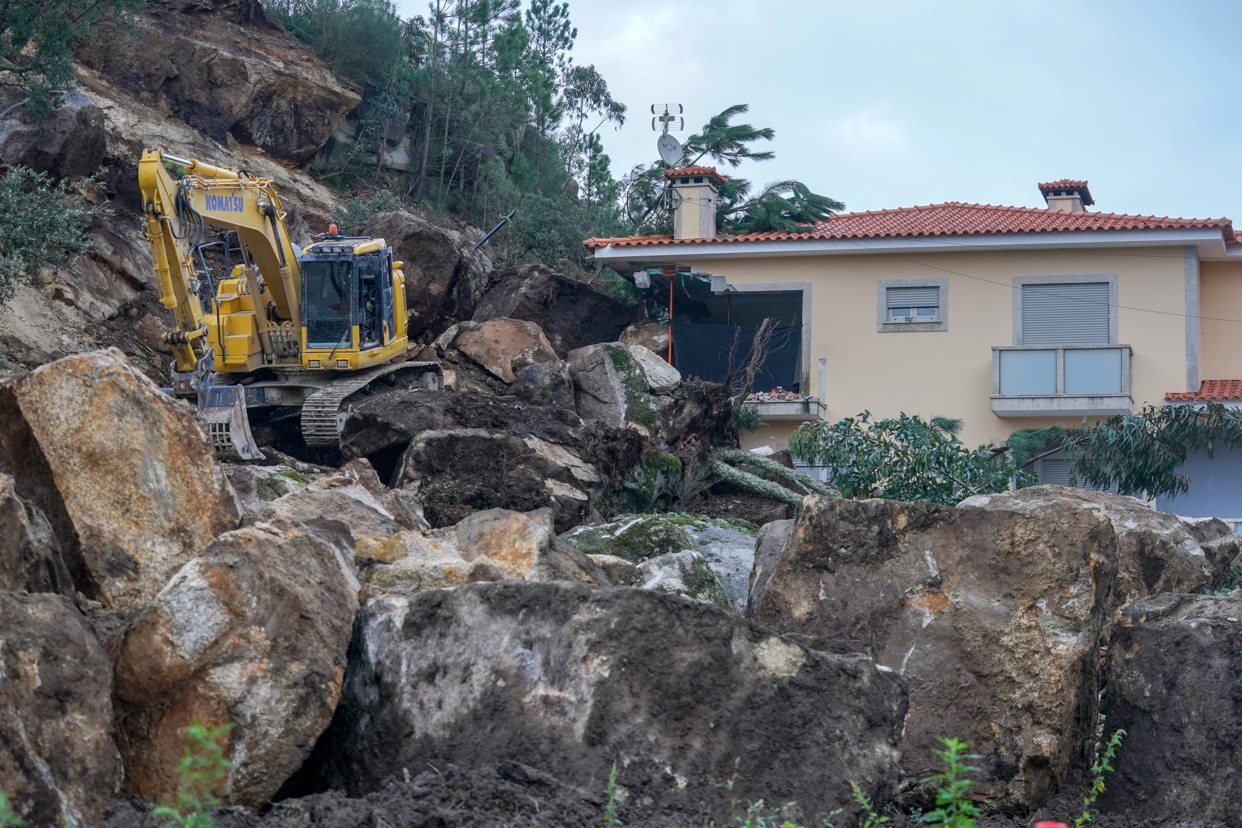 Câmara de Esposende proíbe acesso à zona da derrocada. Oito famílias foram realojadas