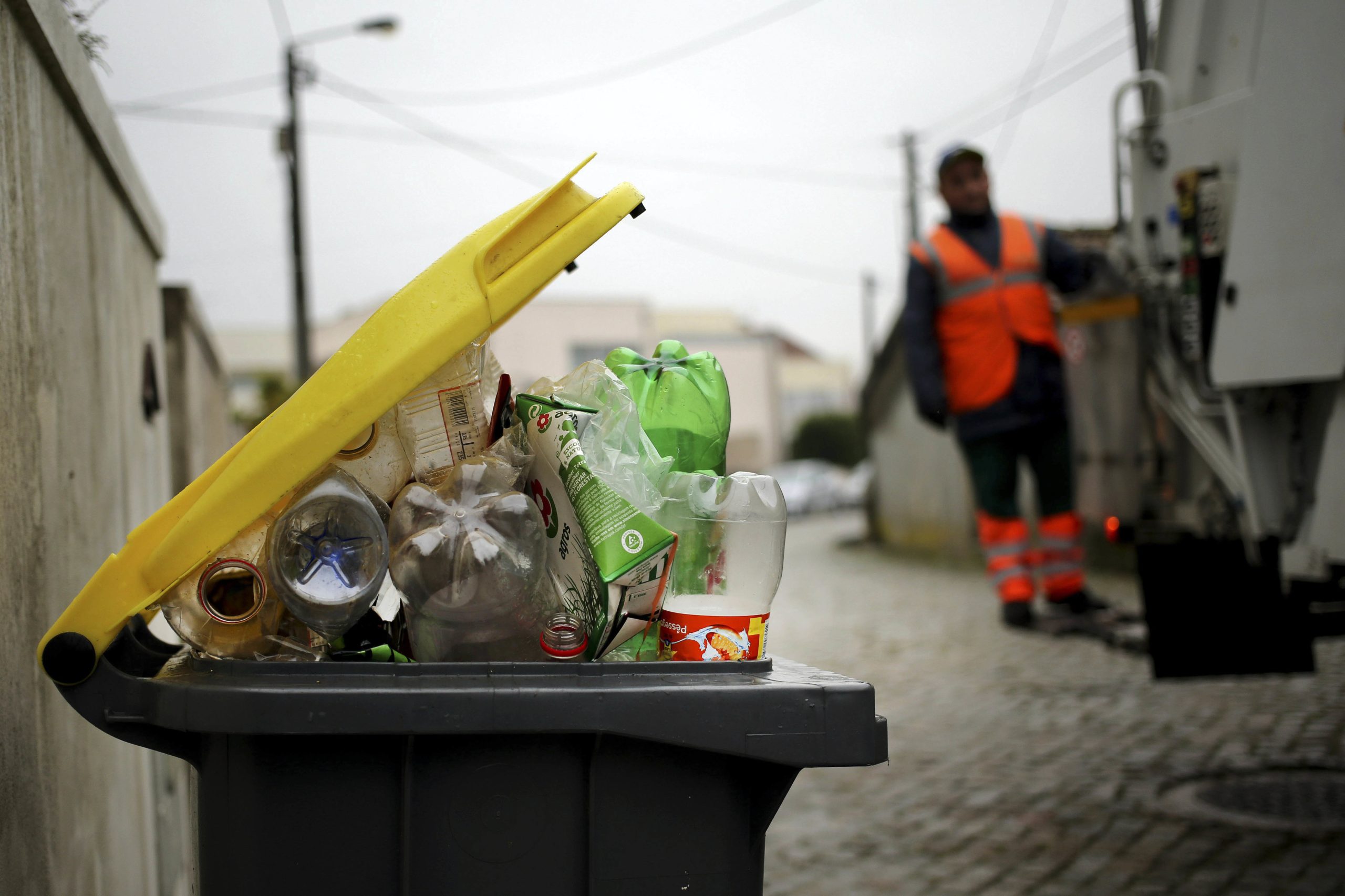 Portugueses reciclam “cada vez mais” com “exceção do vidro”, que regista retrocesso