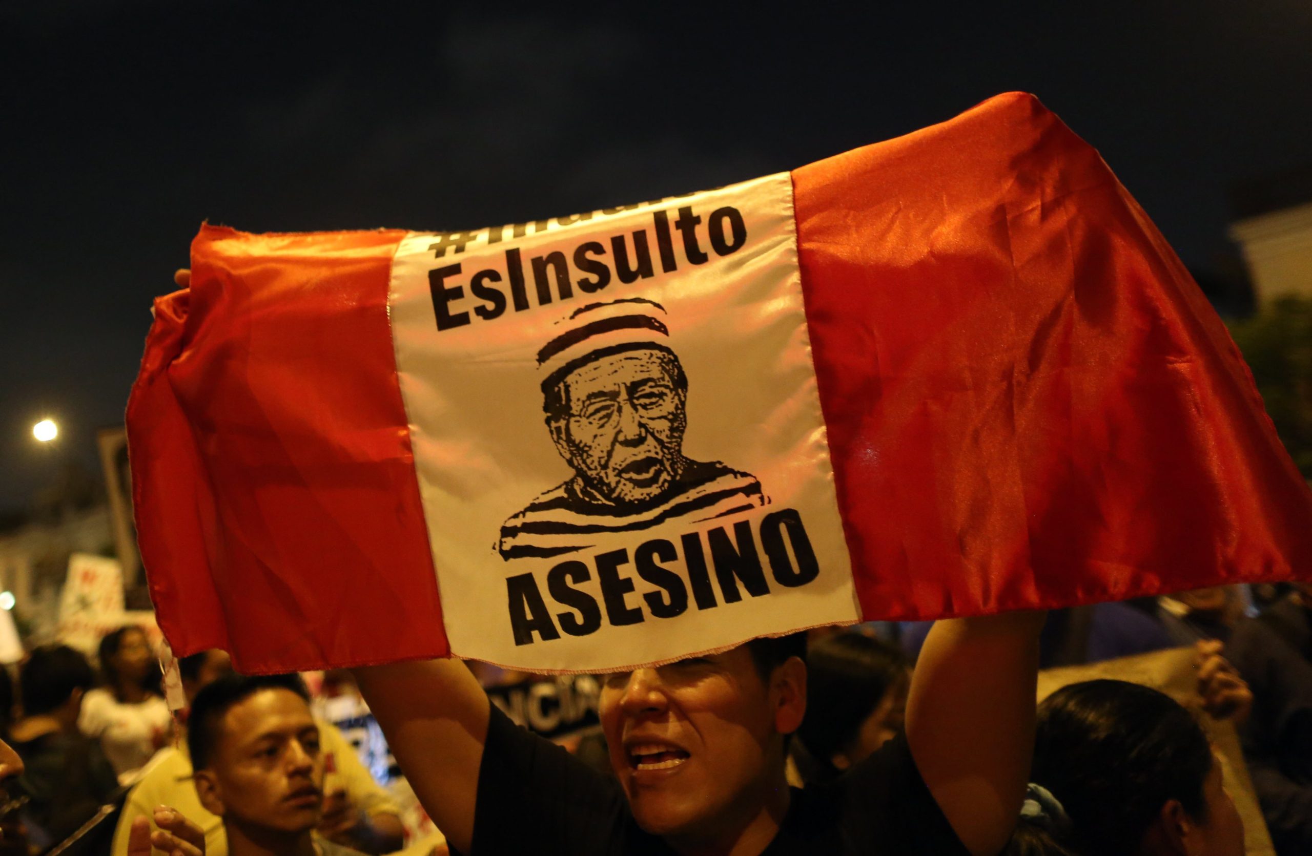 Peru: Mais de 230 escritores, incluindo Vargas Llosa, assinam carta de protesto contra indulto a Fujimori