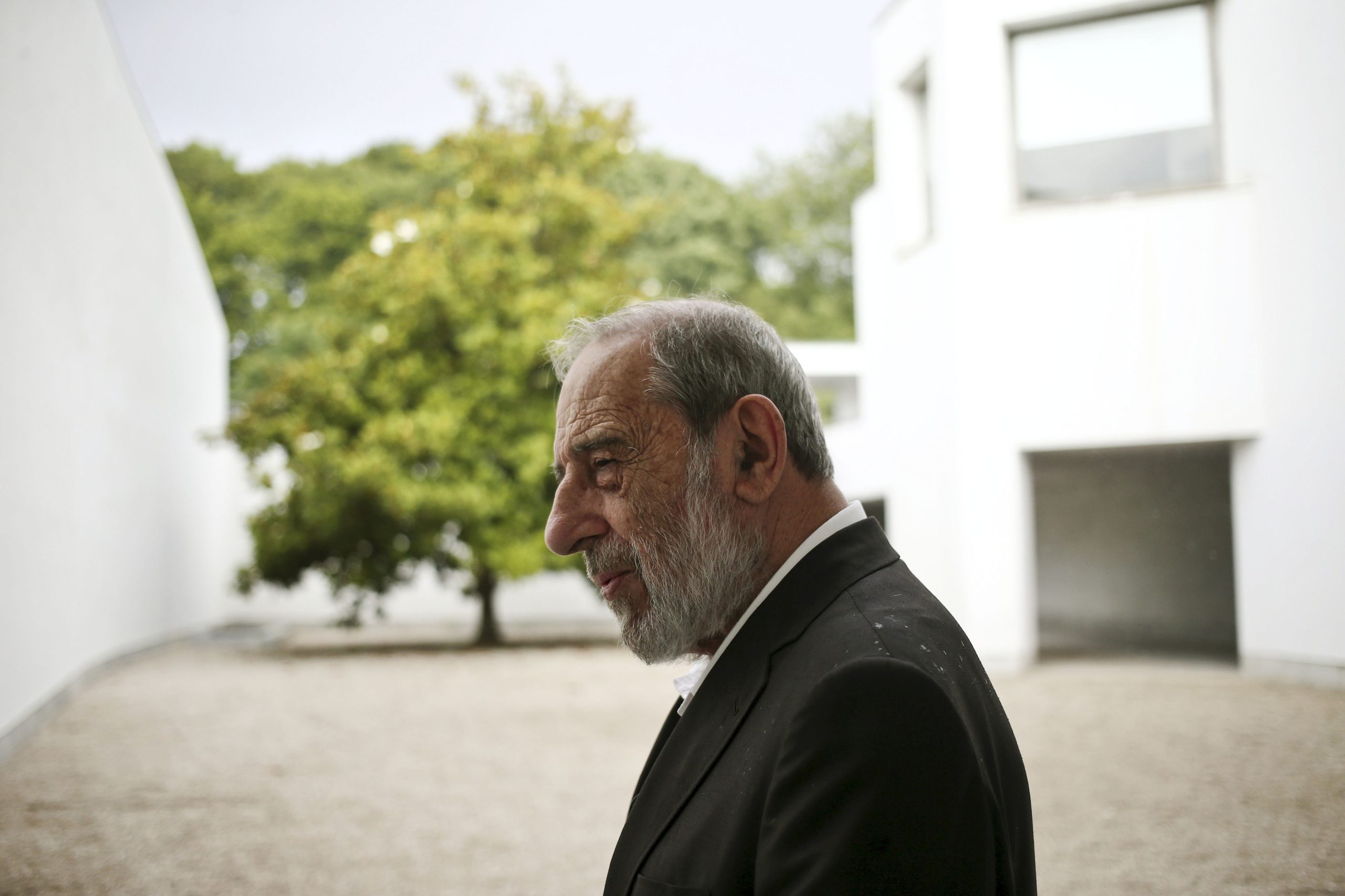 Cancelada conversa com Siza Vieira nos últimos dias da exposição “Neighbourhood”