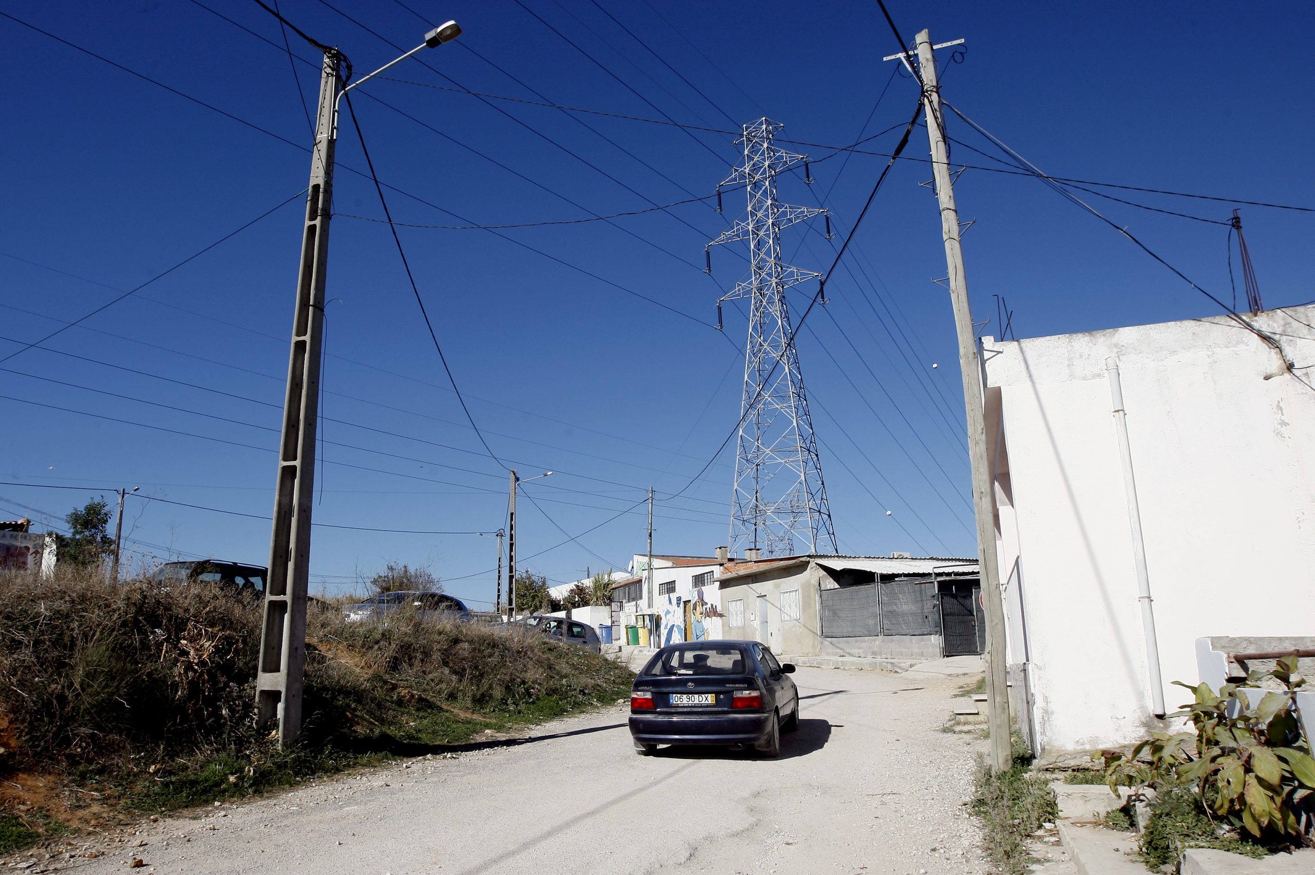 Moradores do bairro do Talude Militar tentam impedir demolições de casas