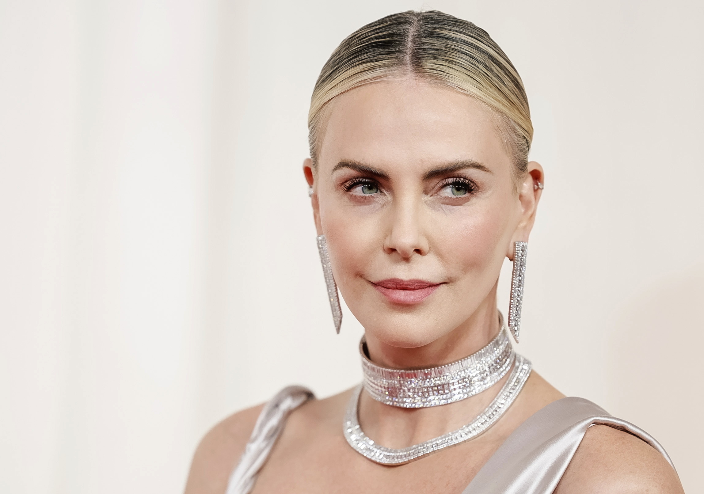 “Eles estão aqui e sempre estiveram aqui”. Charlize Theron critica ataques a drag queens