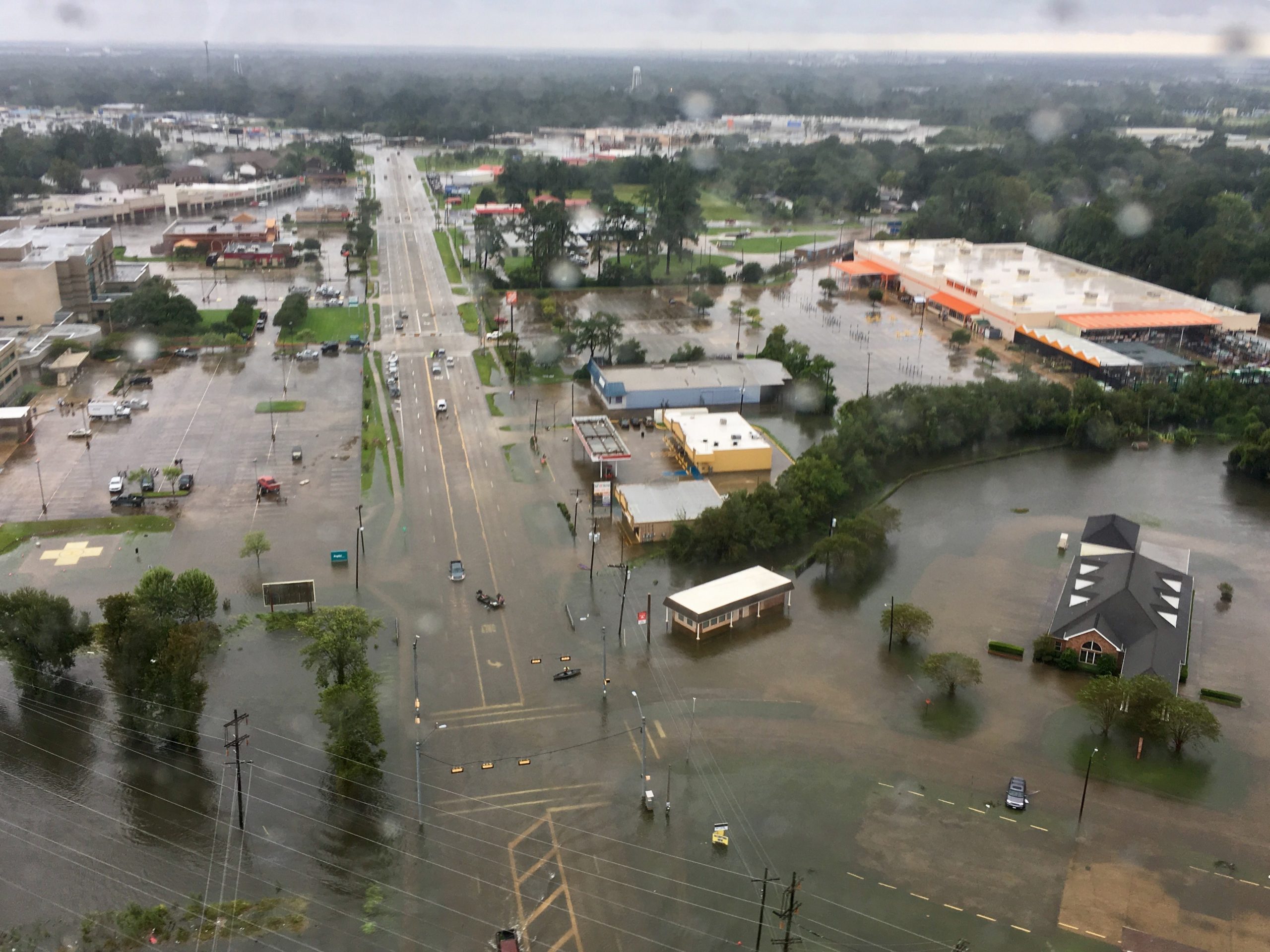 Cerca de mil vítimas da tempestade Harvey foram transportadas para Dallas