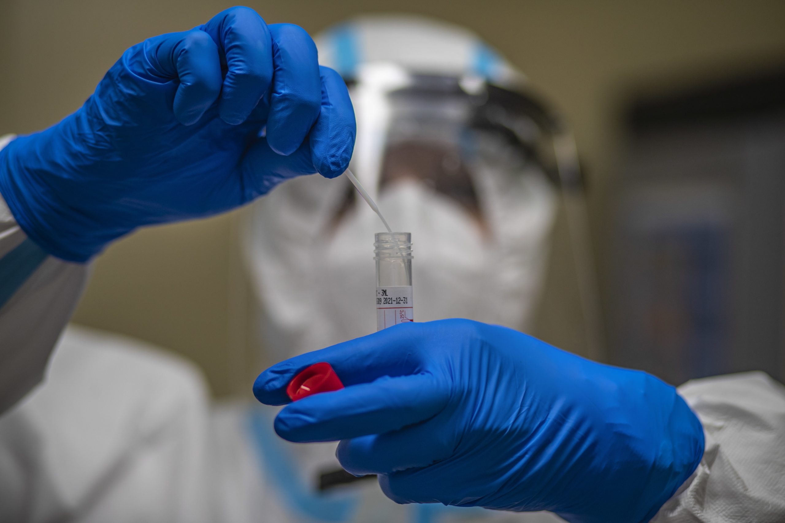 Universidade de Évora alarga à comunidade dois tipos de testes à covid-19