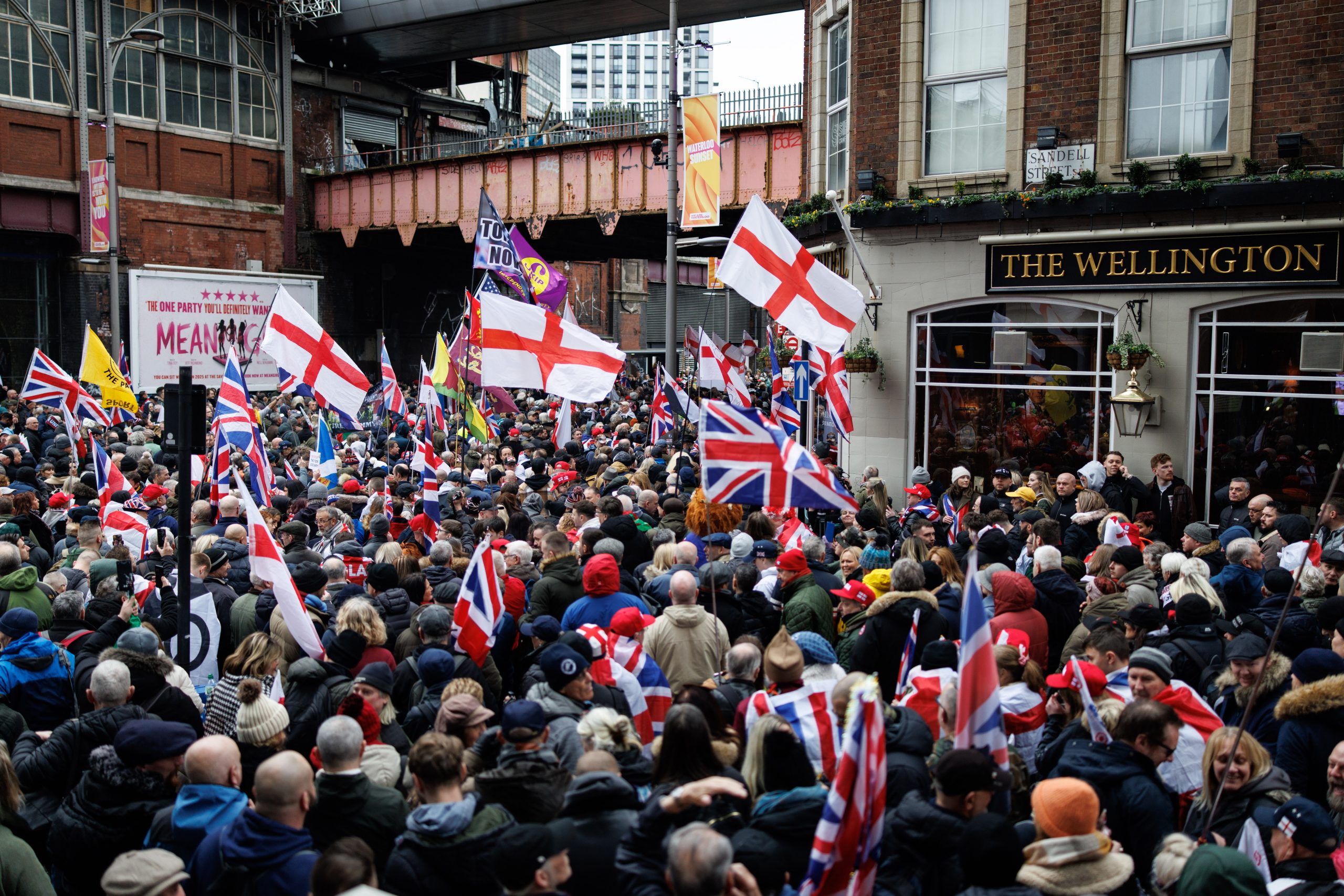 “Libertem Tommy da prisão”. Milhares de pessoas manifestam-se em Londres em apoio a ativista de extrema-direita