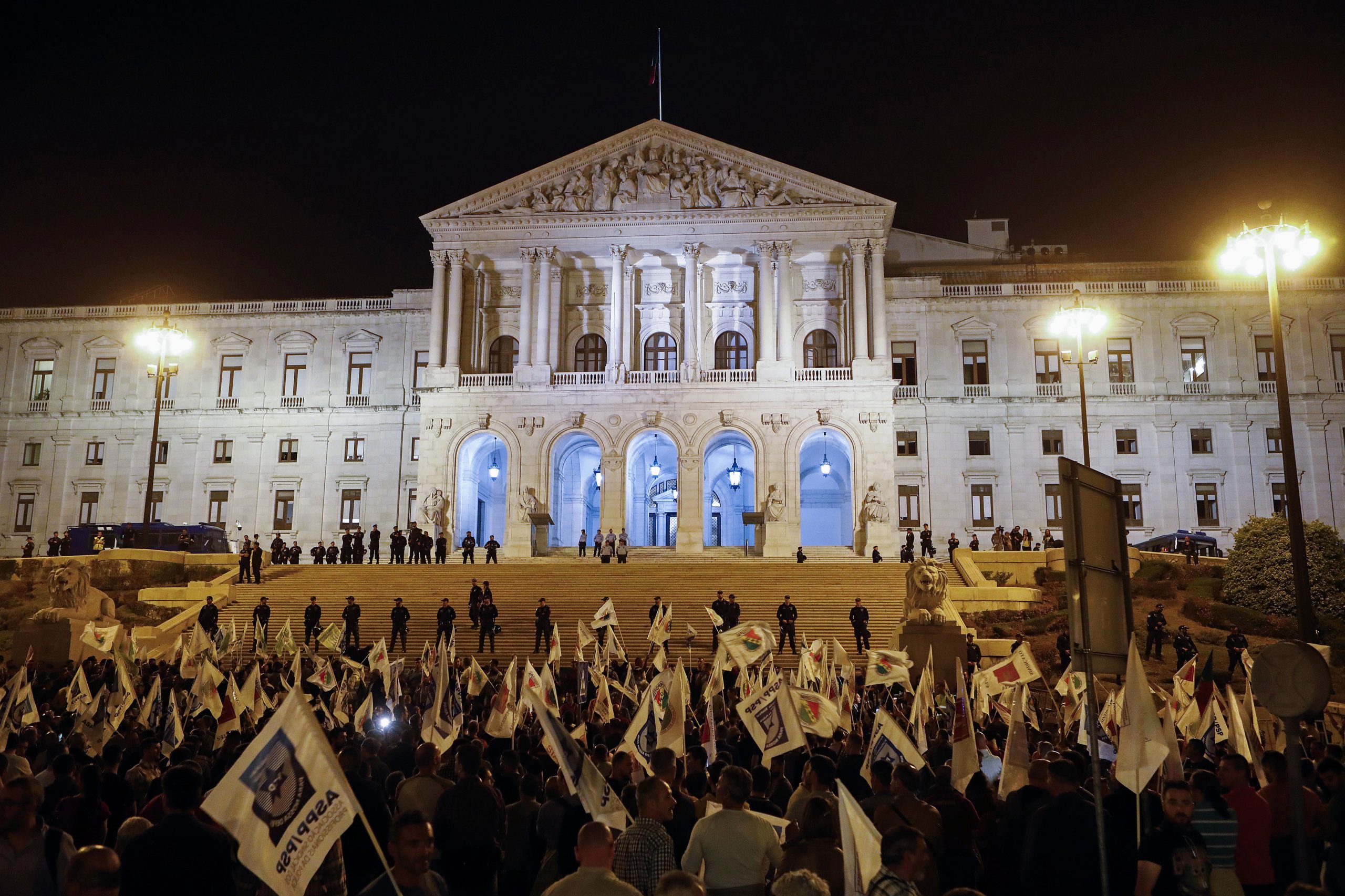 Polícias ameaçam manifestar-se fardados se Ministério da Administração Interna não abrir negociações