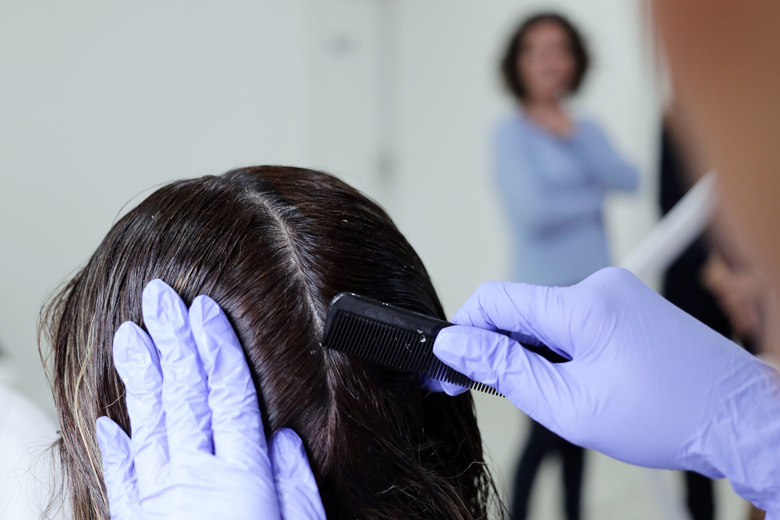 Afinal, os piolhos sobrevivem fora do cabelo?