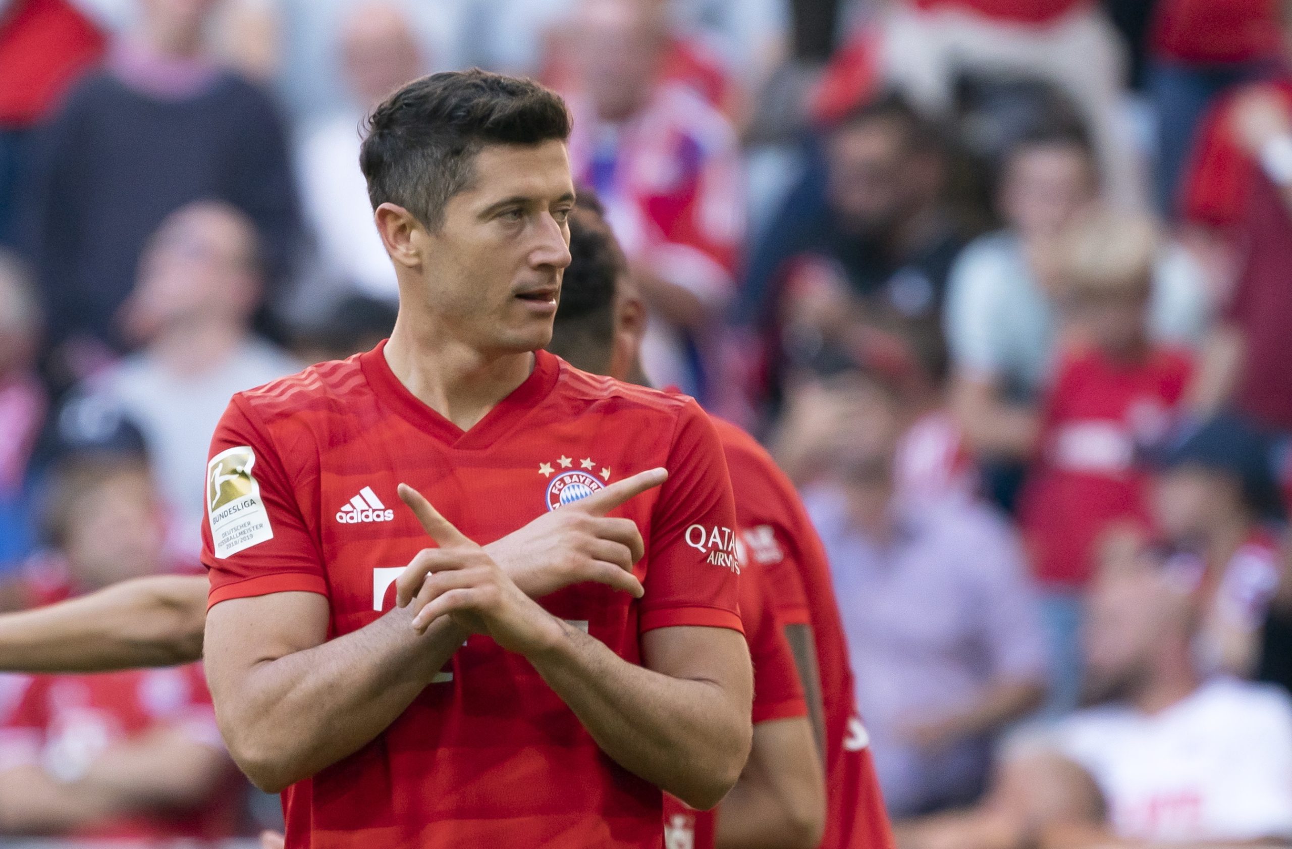 Bayern goleia Colónia com mais dois golos de Lewandowski