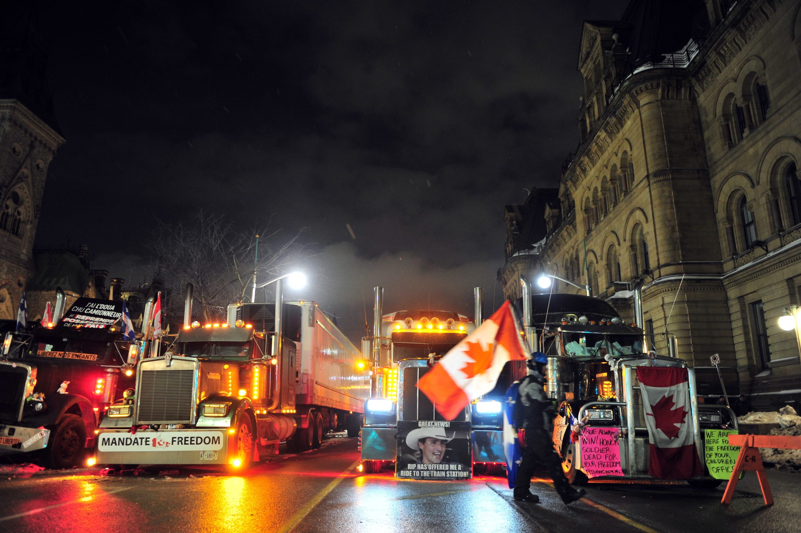 Canadá: Como um protesto contra regras sanitárias se transformou num congresso de teóricos da conspiração