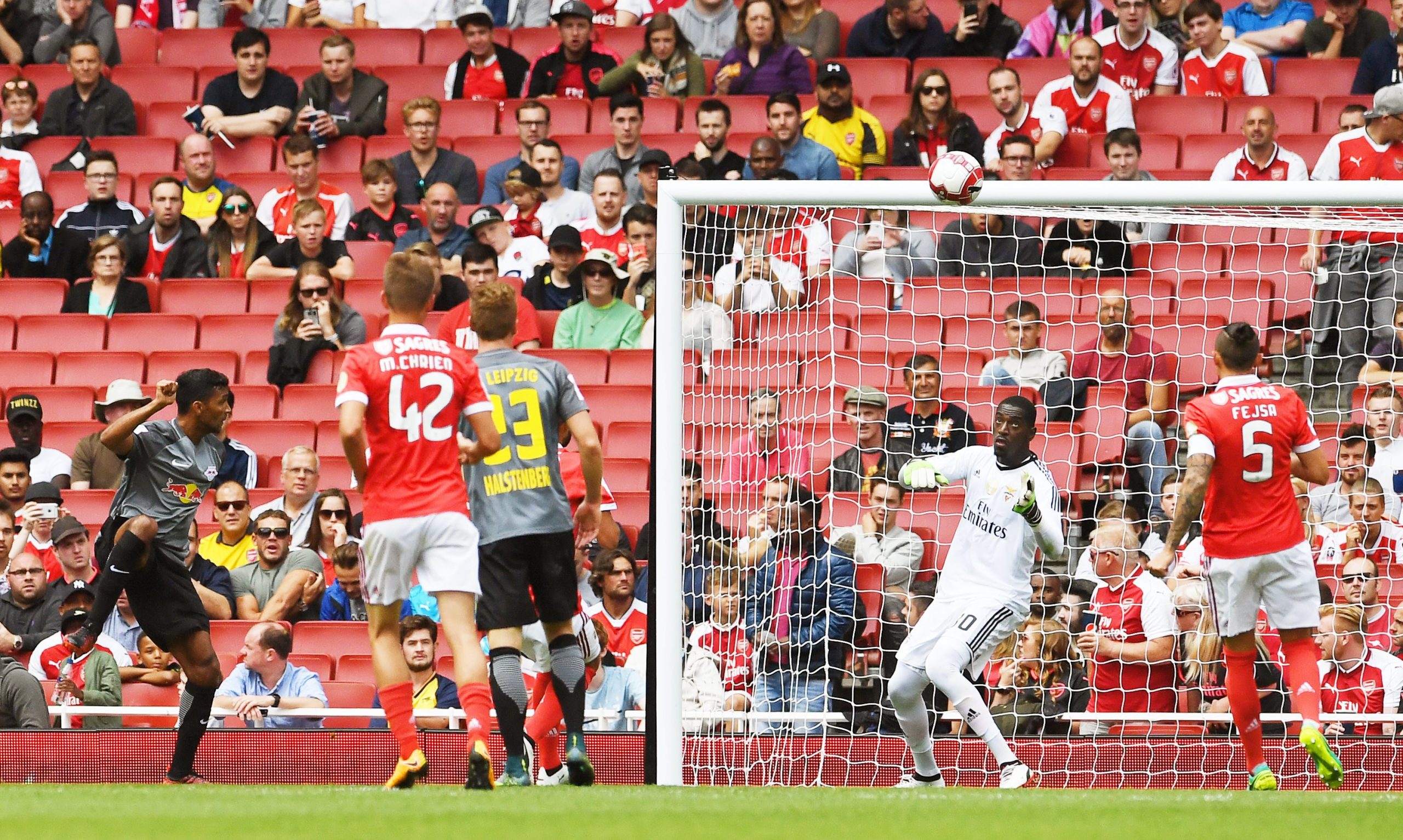 Benfica perde 2-0 com Leipzig e é último na Emirates Cup