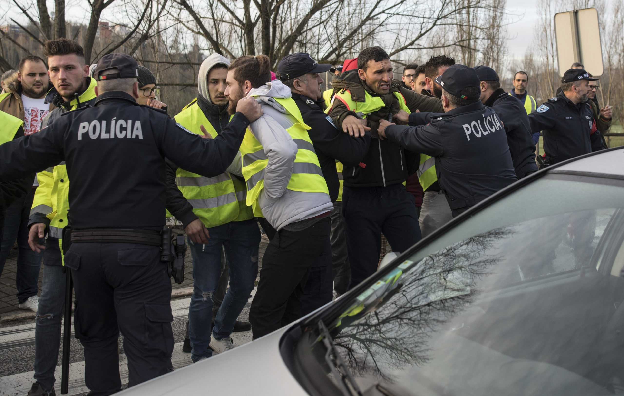 Coletes amarelos: Manifestantes tentam bloquear trânsito, acessos ao IC2 cortados em Leiria