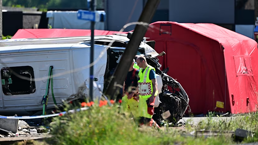 Autocarro escolar colide com comboio na Bélgica e provoca várias vítimas mortais