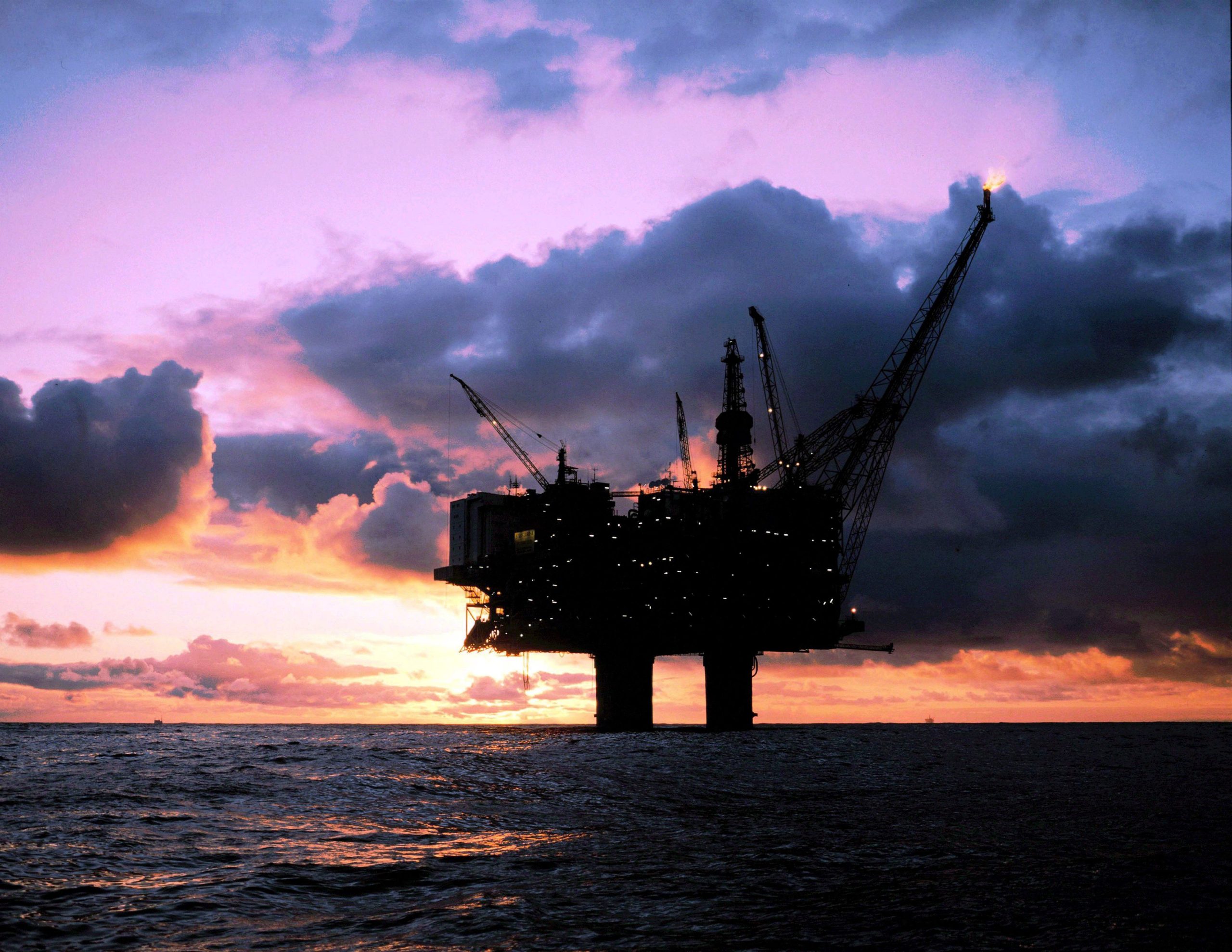 Barril de Brent fecha em alta de 69,85 dólares num novo máximo desde 2014