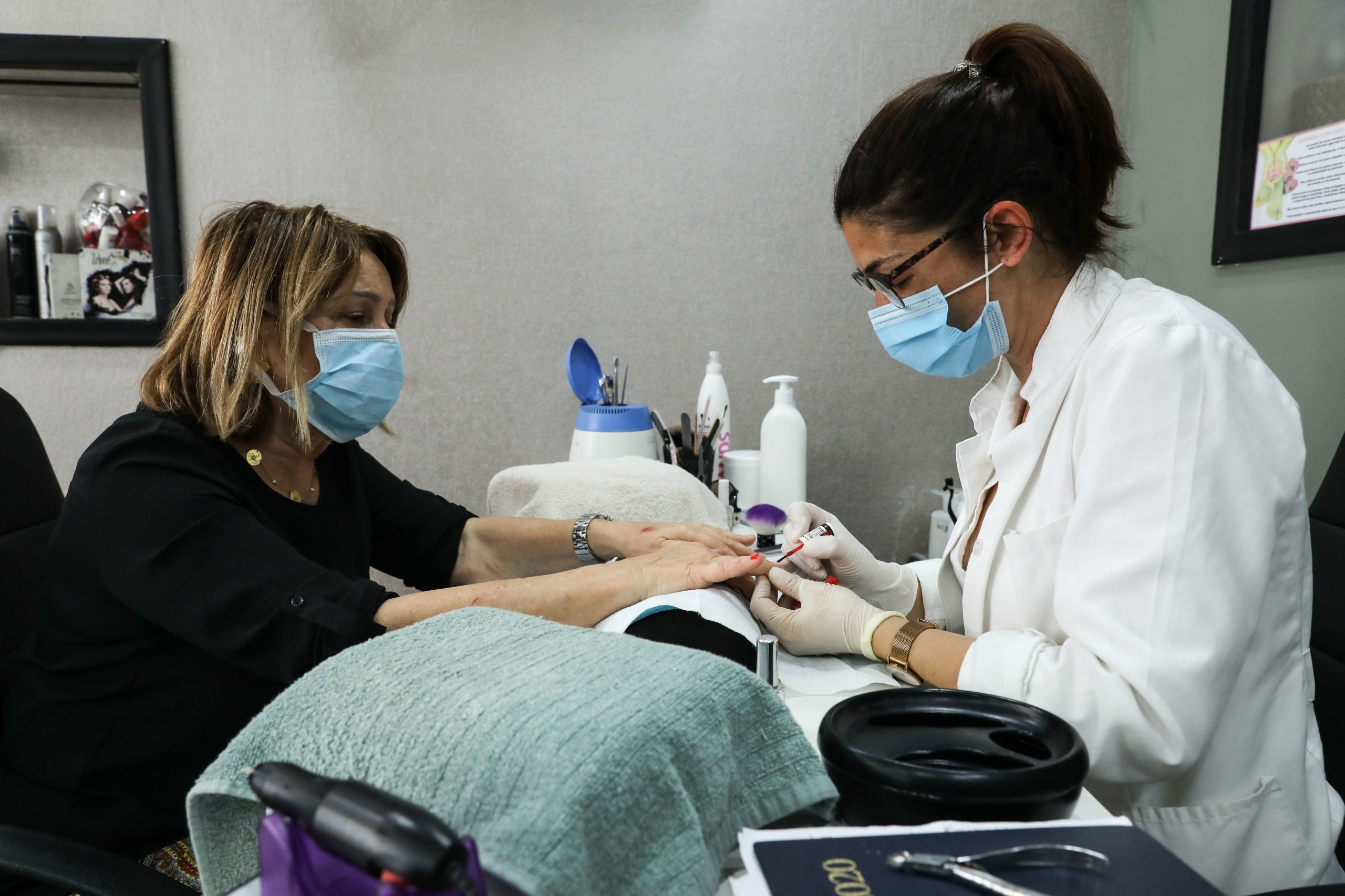 Substância tóxica usada nas manicures proibida na UE. Esteticistas revoltam-se