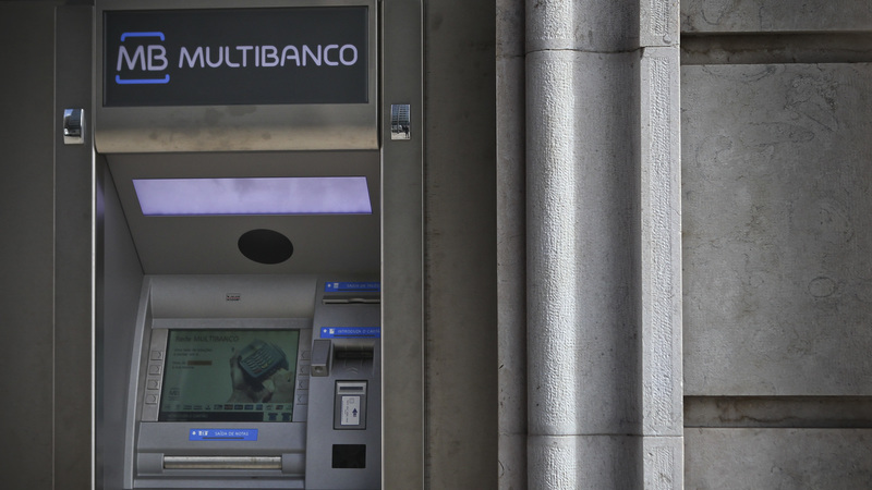 Cinco arguidos de gangue do multibanco condenados a penas entre os nove e os 17 anos