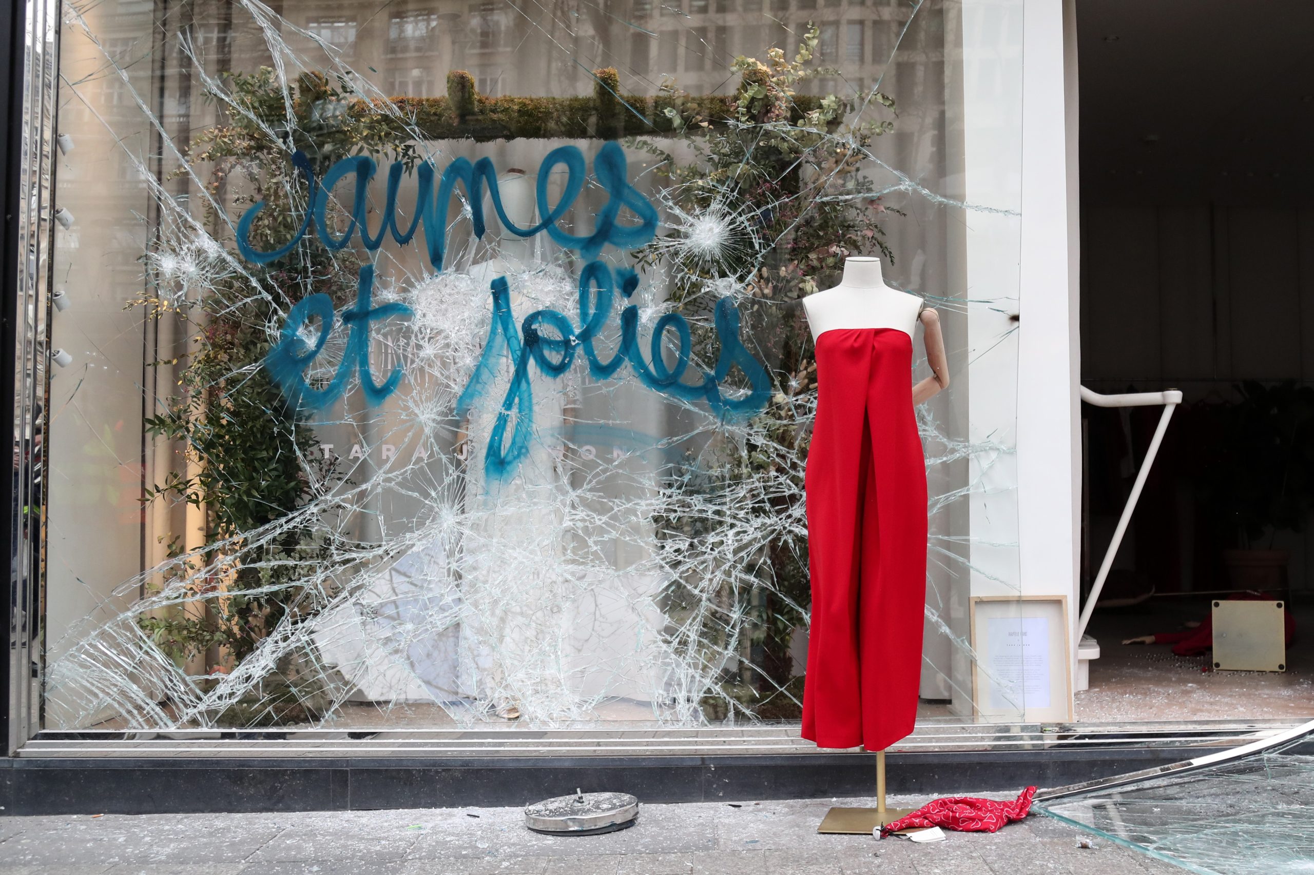 Champs-Elysées e os “coletes amarelos”. A limpeza depois da destruição de sábado