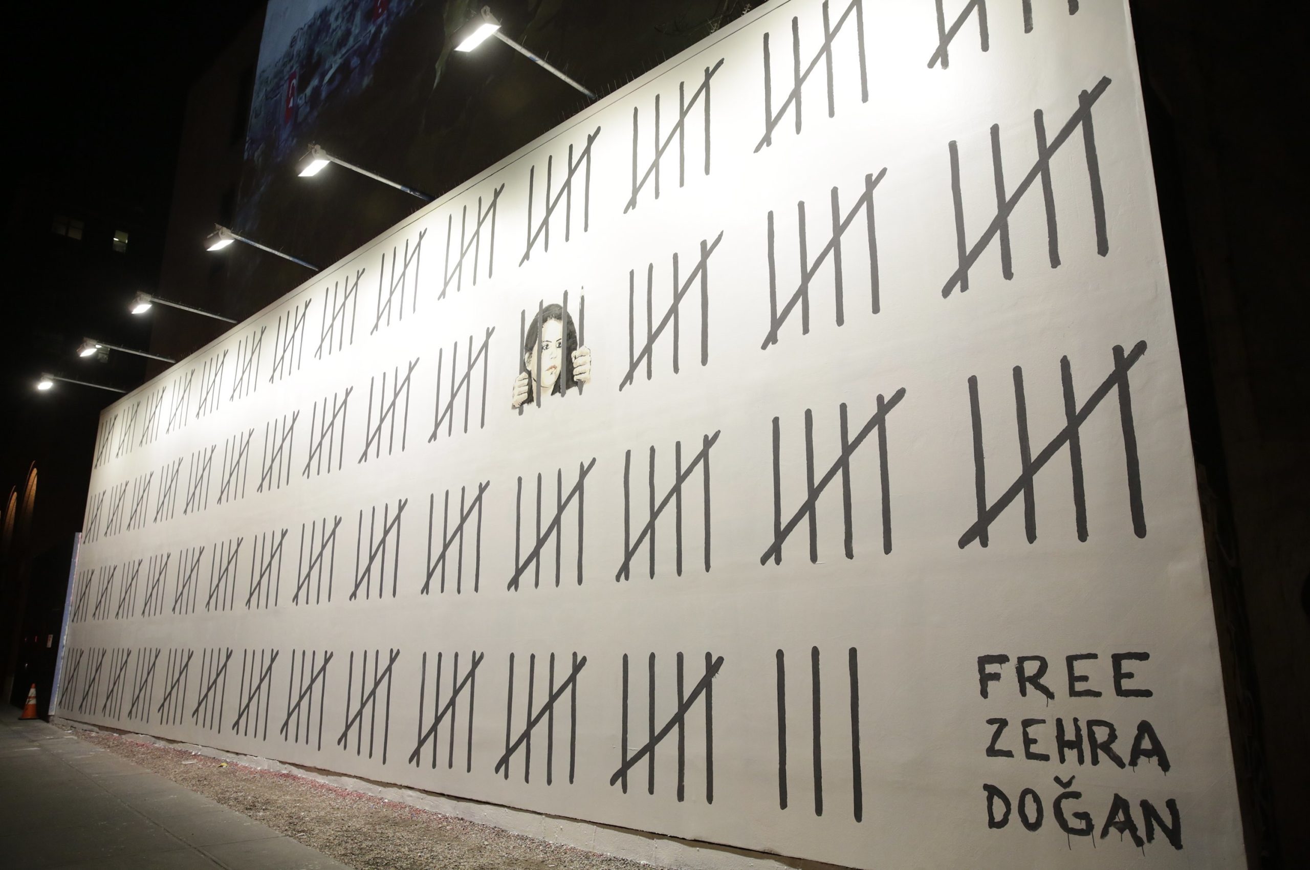 Banksy pinta mural em Nova Iorque em protesto contra detenção de artista turca