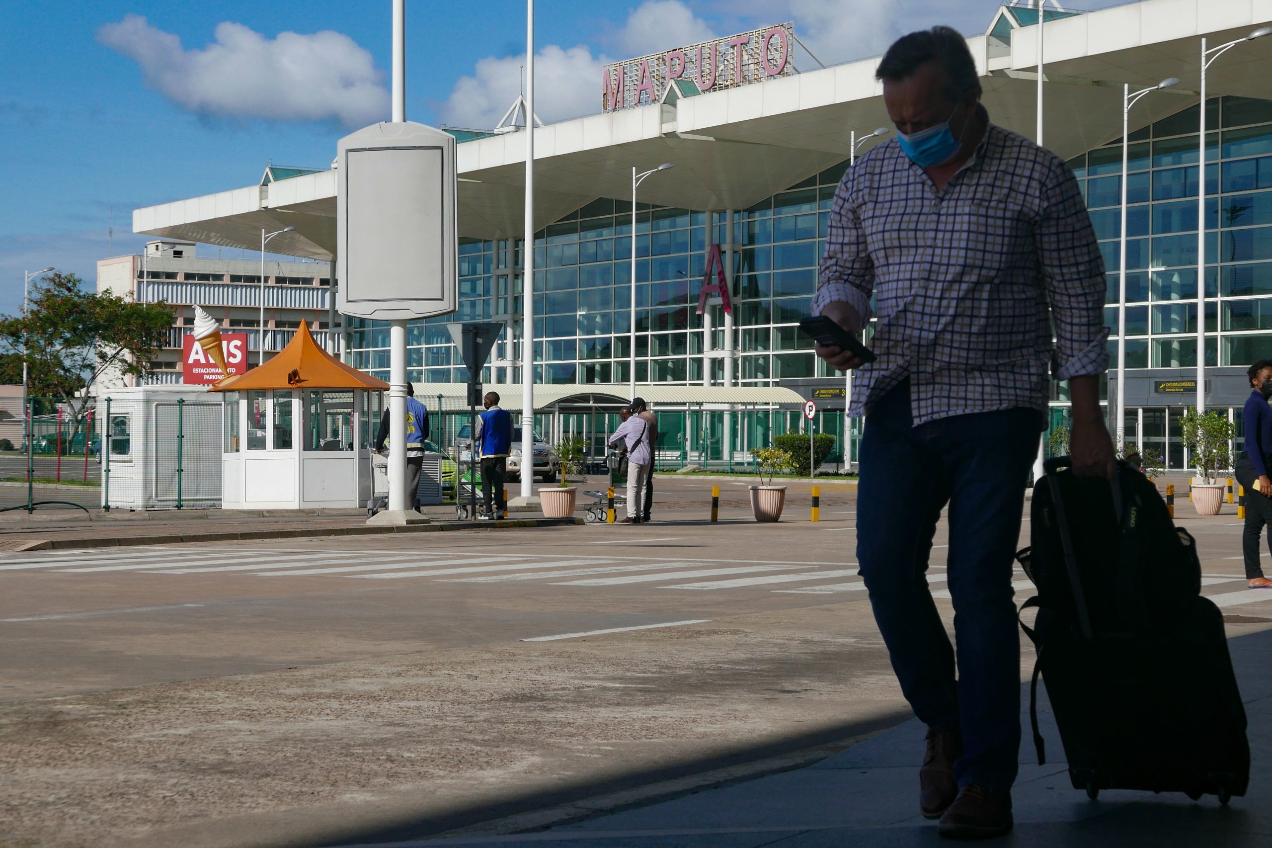 Apreendidas 120 caixas de rebuçados com cocaína no aeroporto de Maputo