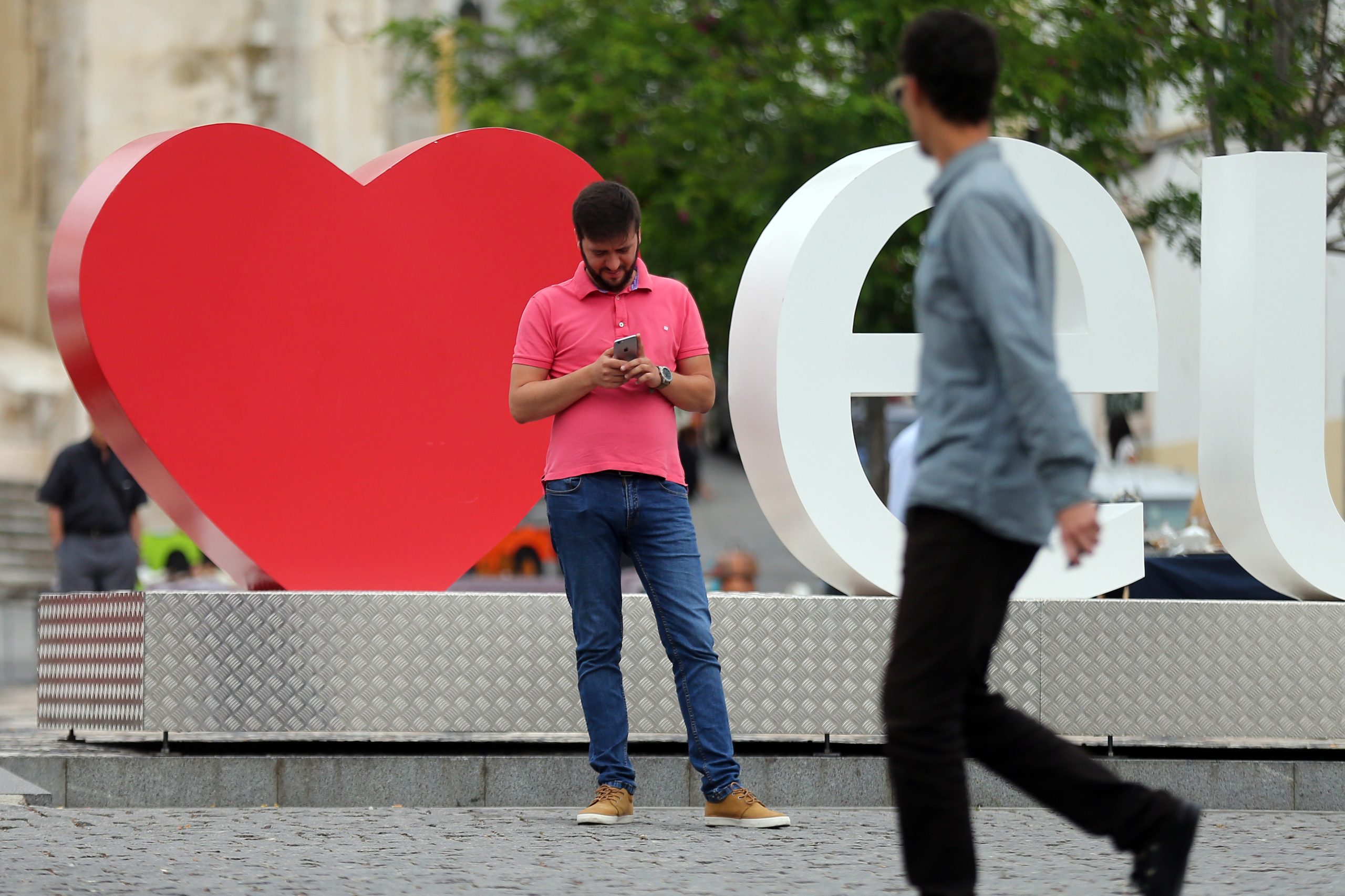 Utilização de dados móveis por portugueses em ‘roaming’ na Europa aumenta 370% num ano