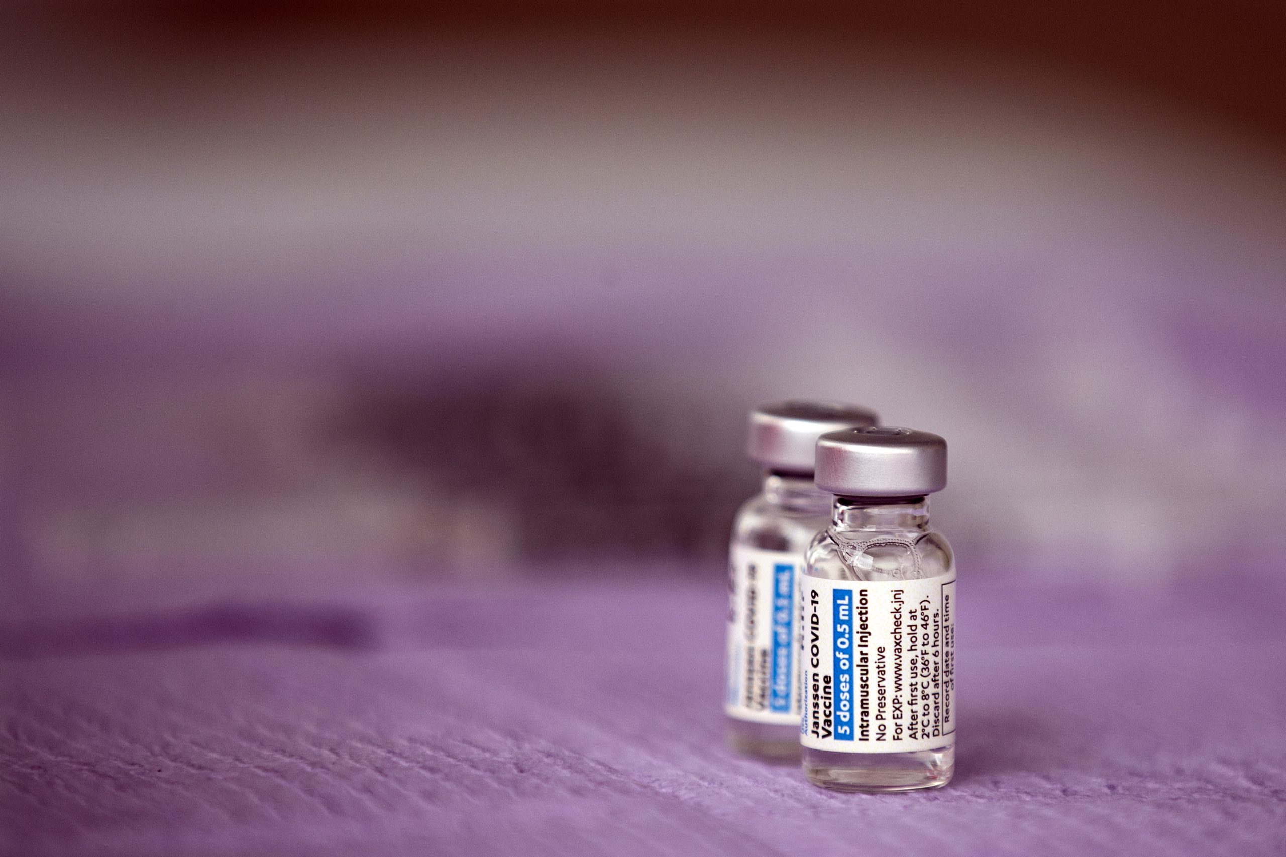 Covid-19: Relação entre vacina J&J e coágulos ainda está em investigação pela Agência Europeia do Medicamento