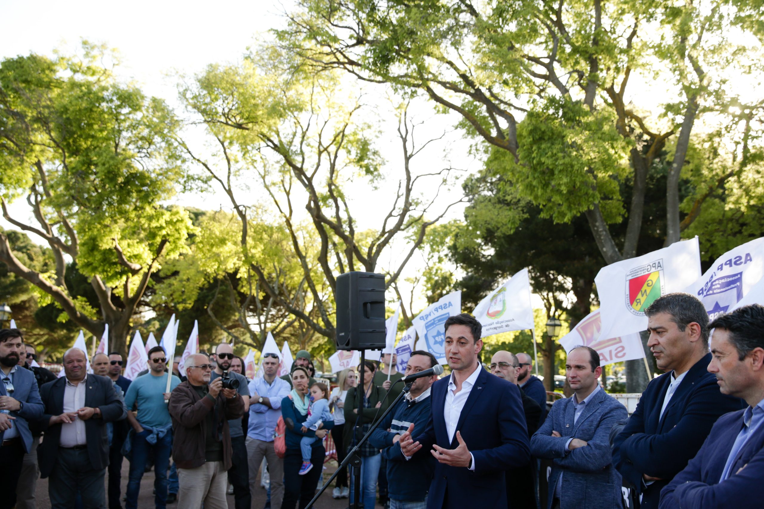 Elementos das forças de segurança protestam hoje junto a São Bento