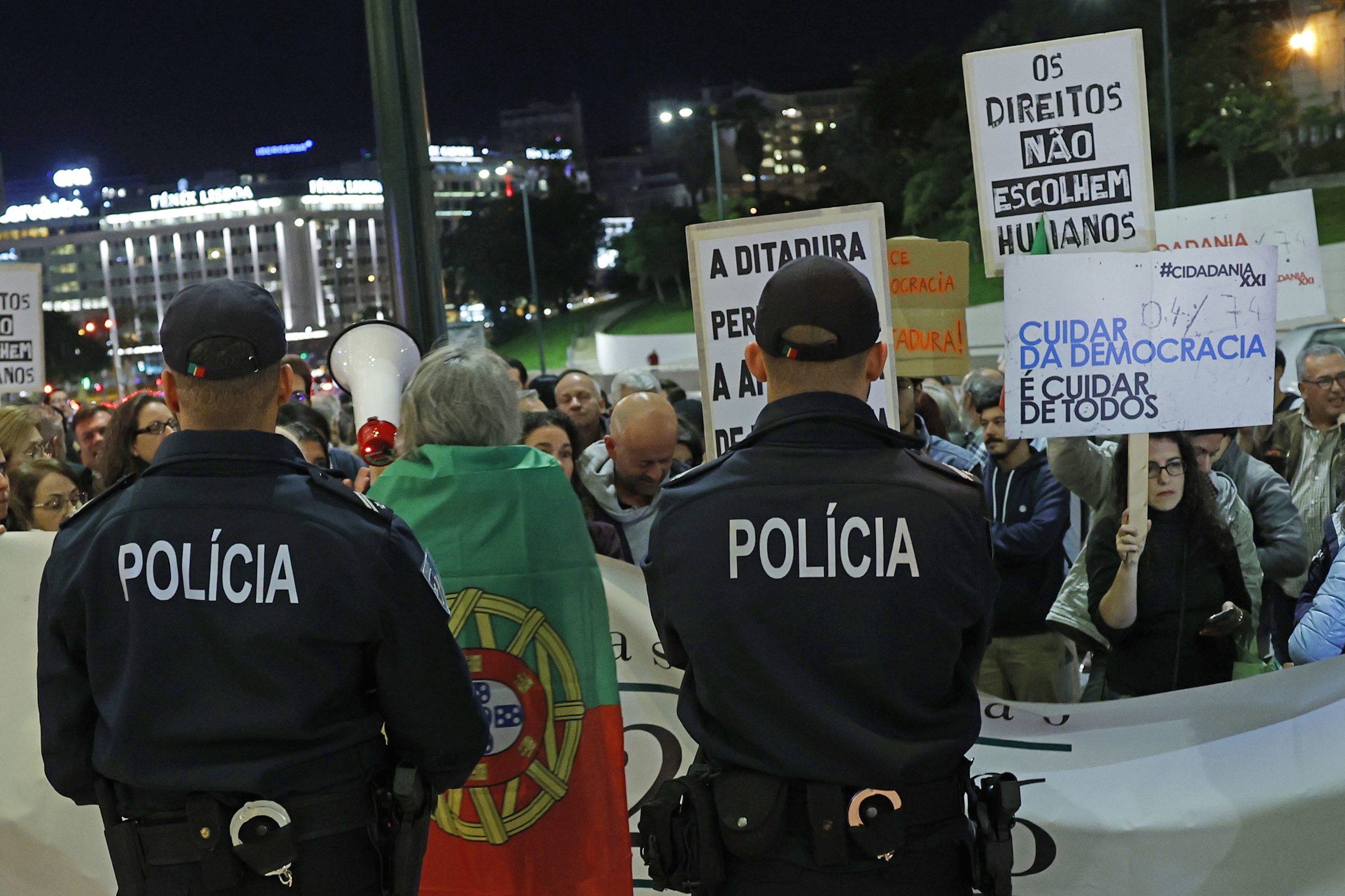 Dezenas de manifestantes protestam contra revisão constitucional à porta do Conselho Nacional do PSD