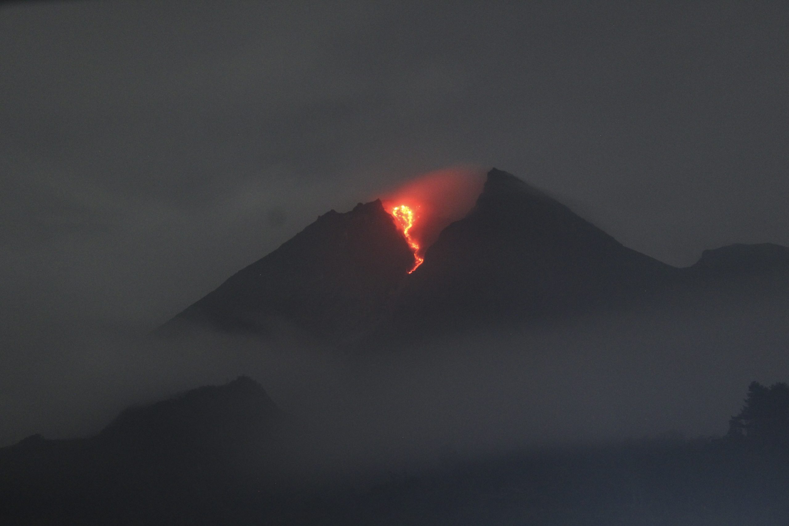 Cinza e lava do vulcão indonésio Merapi obrigam a retirar mais de 250 residentes