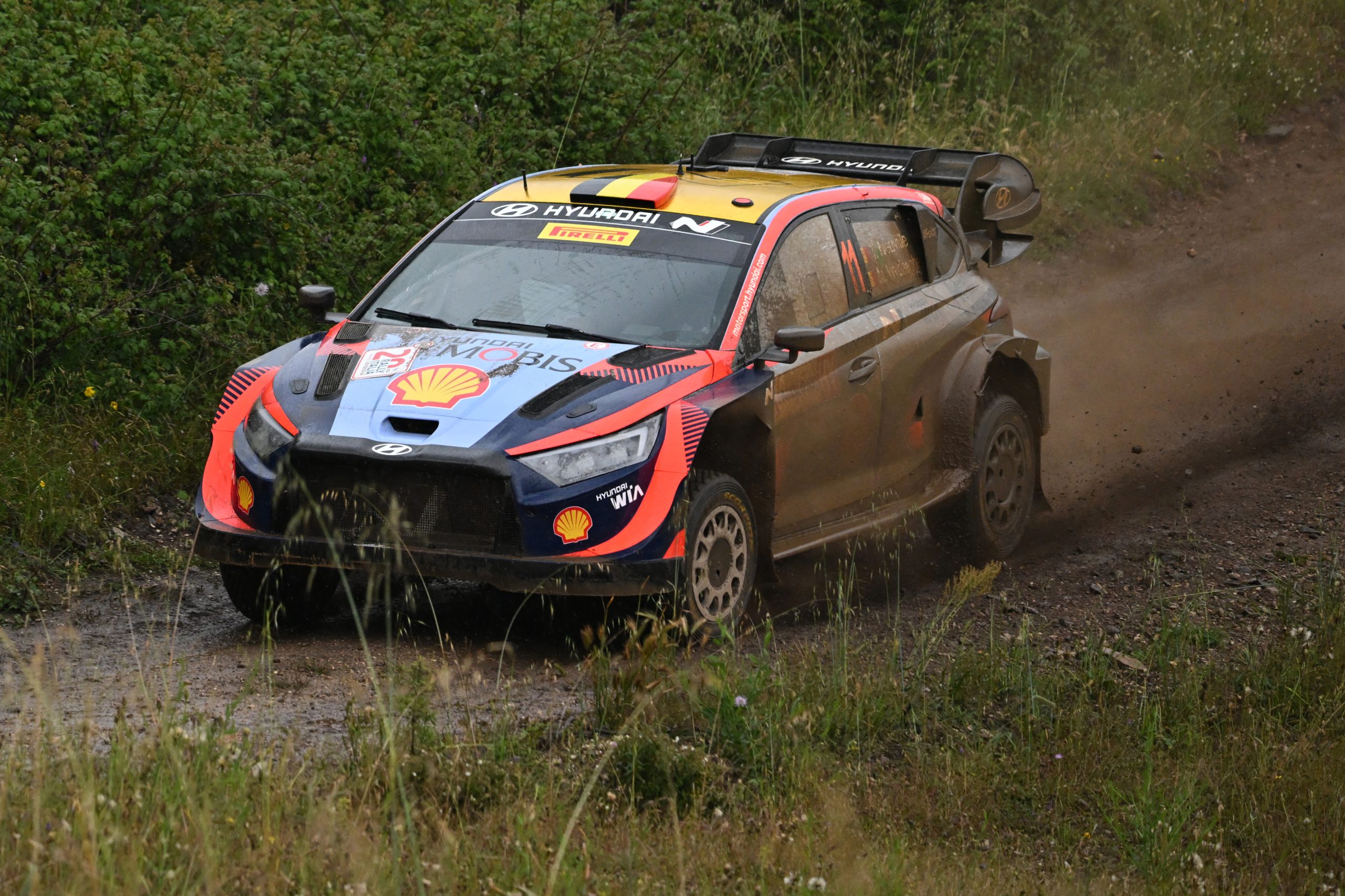 Thierry Neuville vence Rali da Sardenha e dedica vitória a Craig Breen