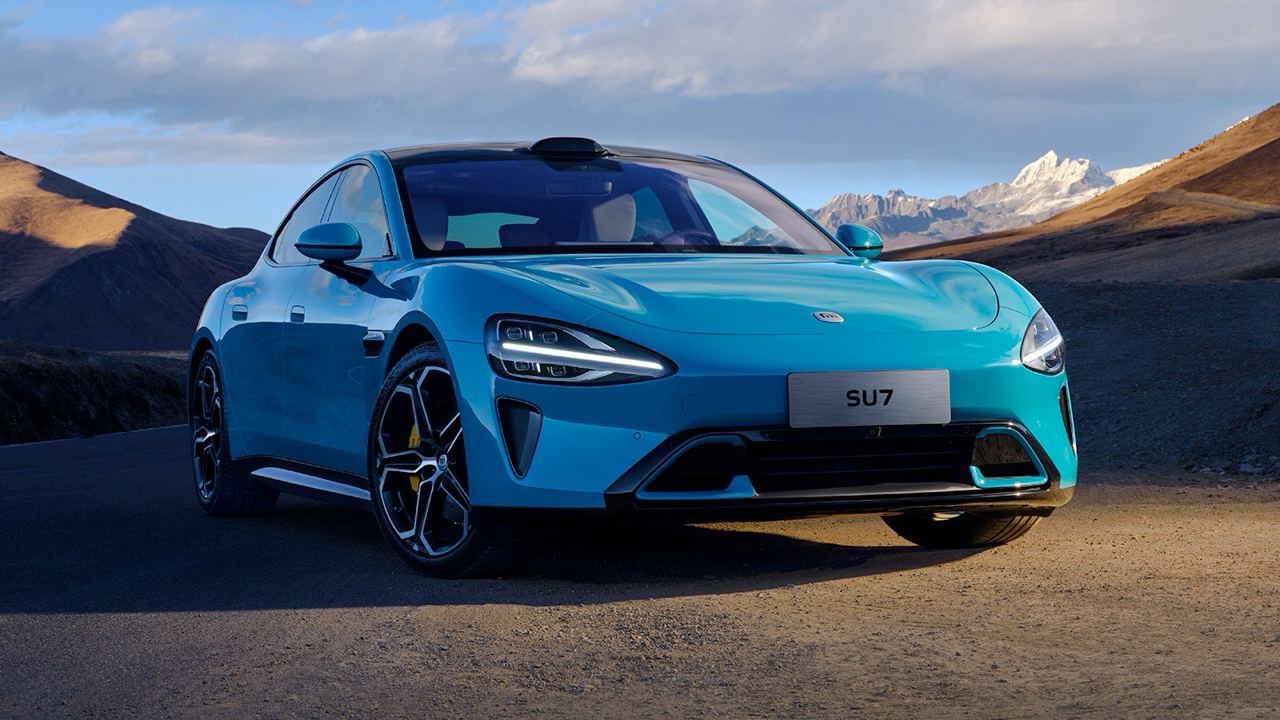 Dos smartphones até aos carros. É hoje o lançamento do primeiro veículo elétrico da gigante chinesa