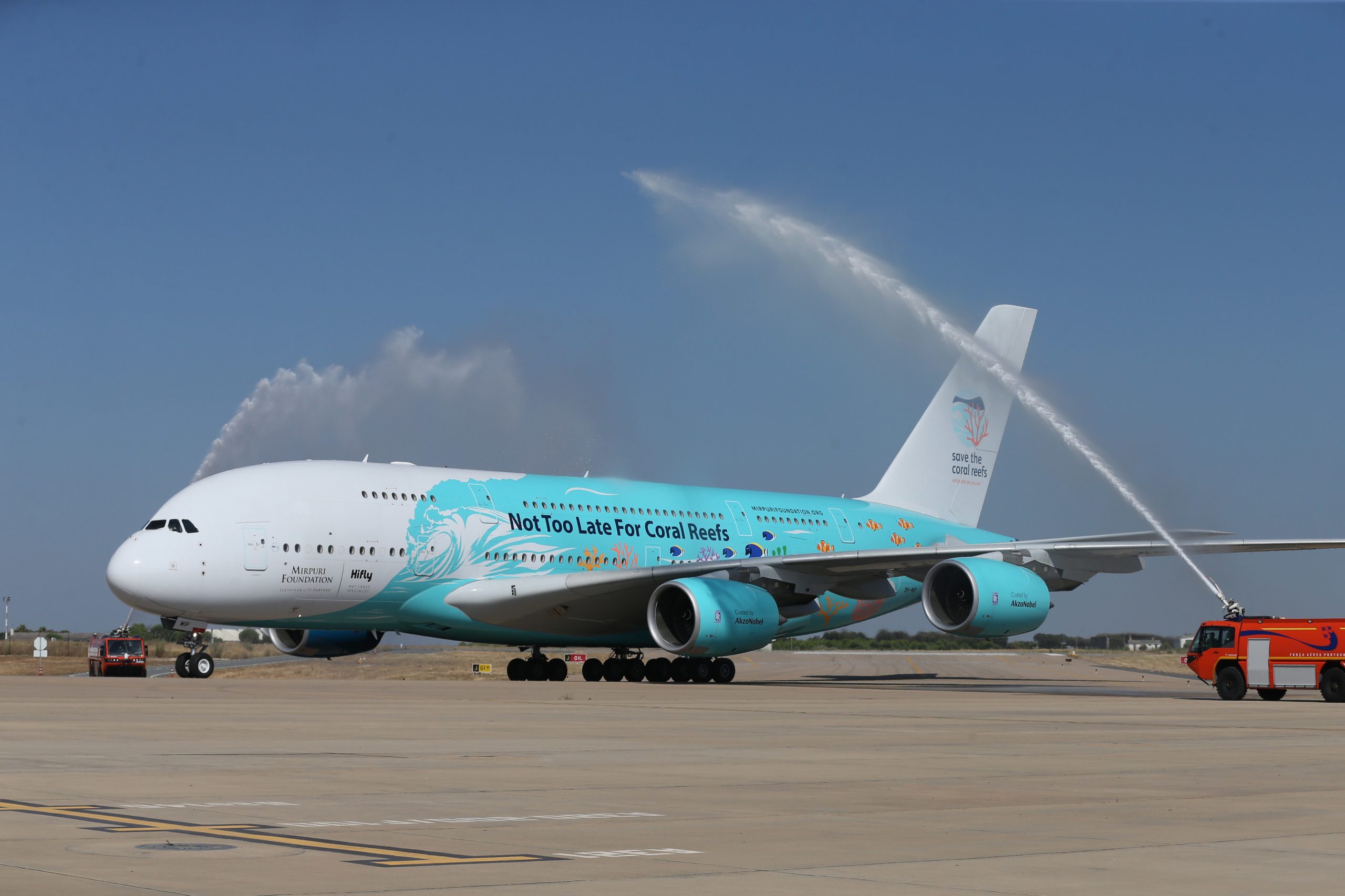 Maior avião comercial do mundo aterra pela primeira vez em Portugal e atrai curiosos a Beja
