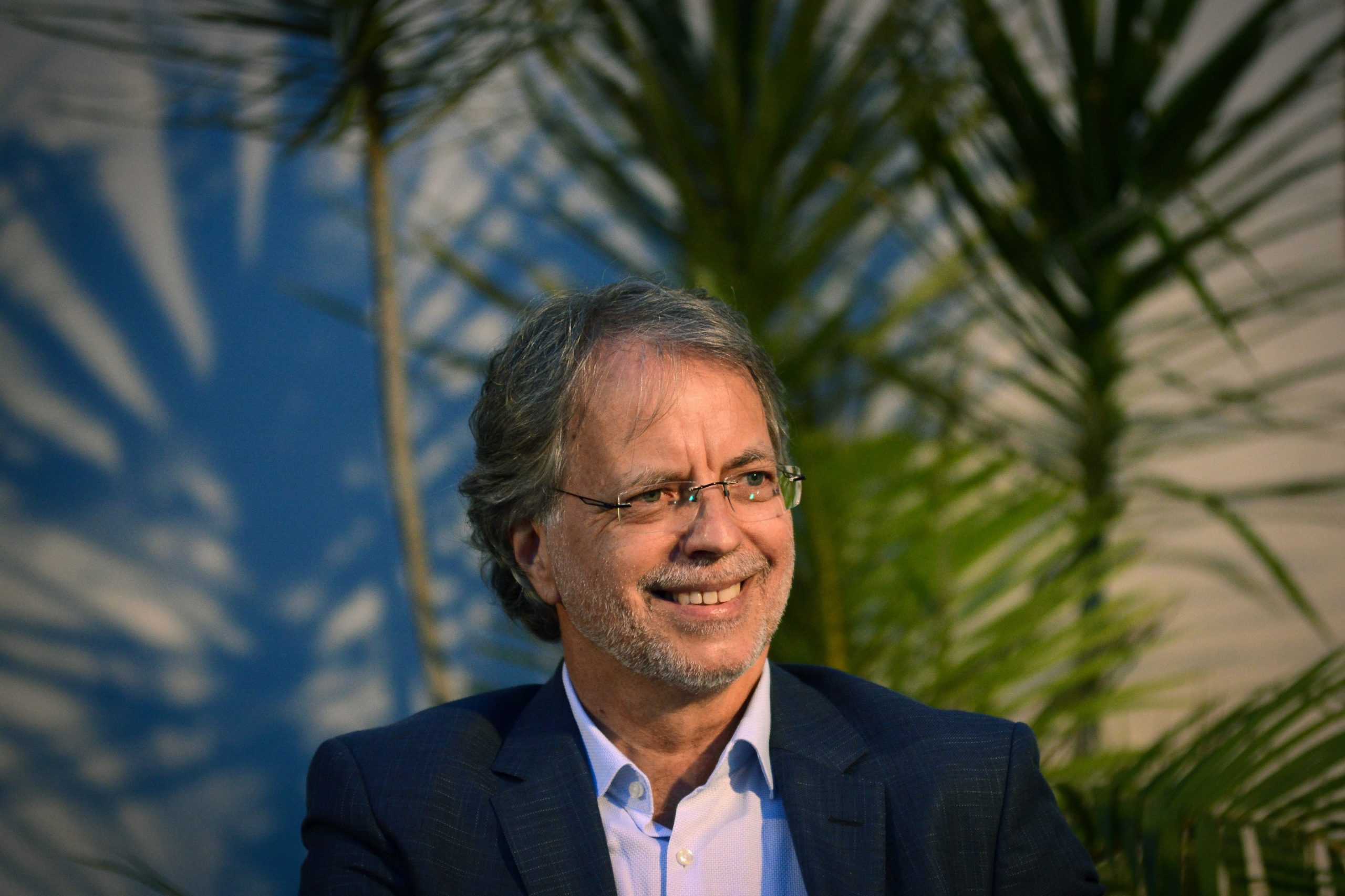 Mia Couto lamenta o “policiamento à língua” e defende a libertação com a poesia