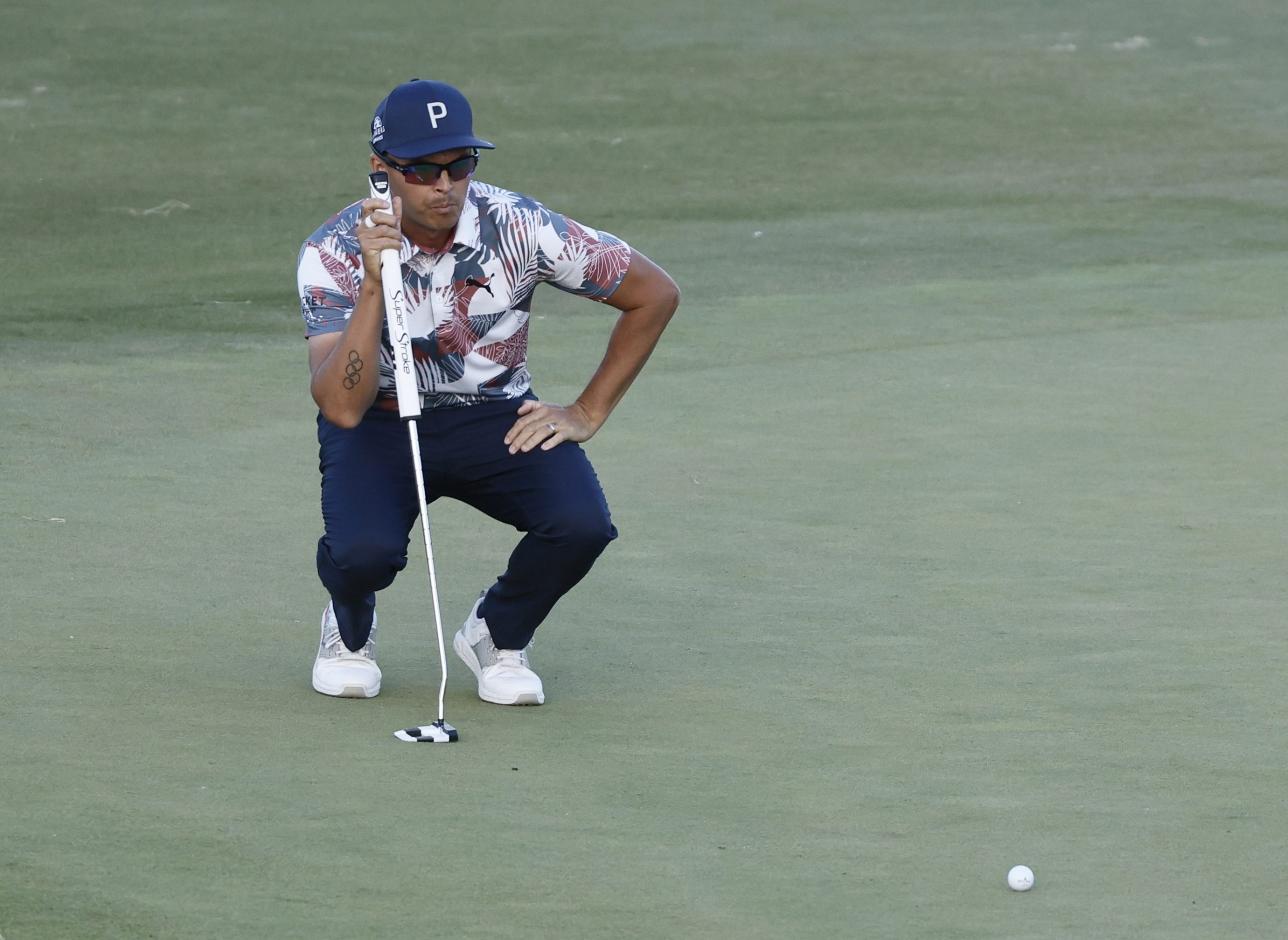 Rickie Fowler isola-se no comando do US Open em golfe