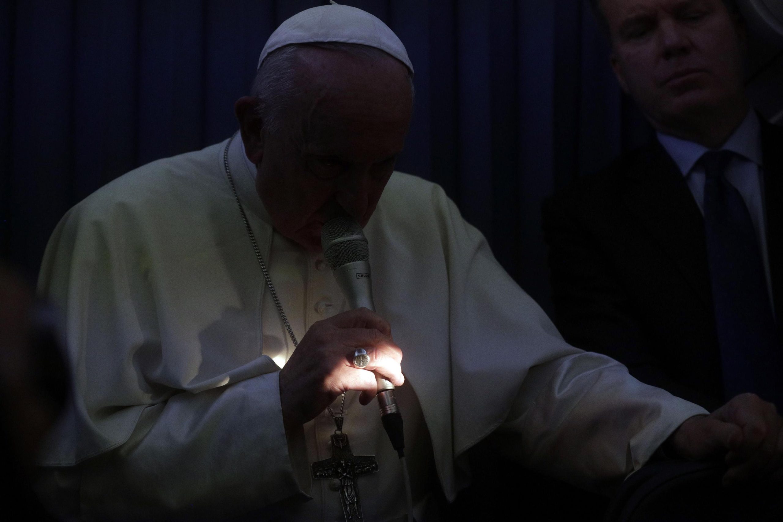 Um pedido de resignação e palavras polémicas sobre a homossexualidade. A viagem atribulada do Papa Francisco de volta para Roma