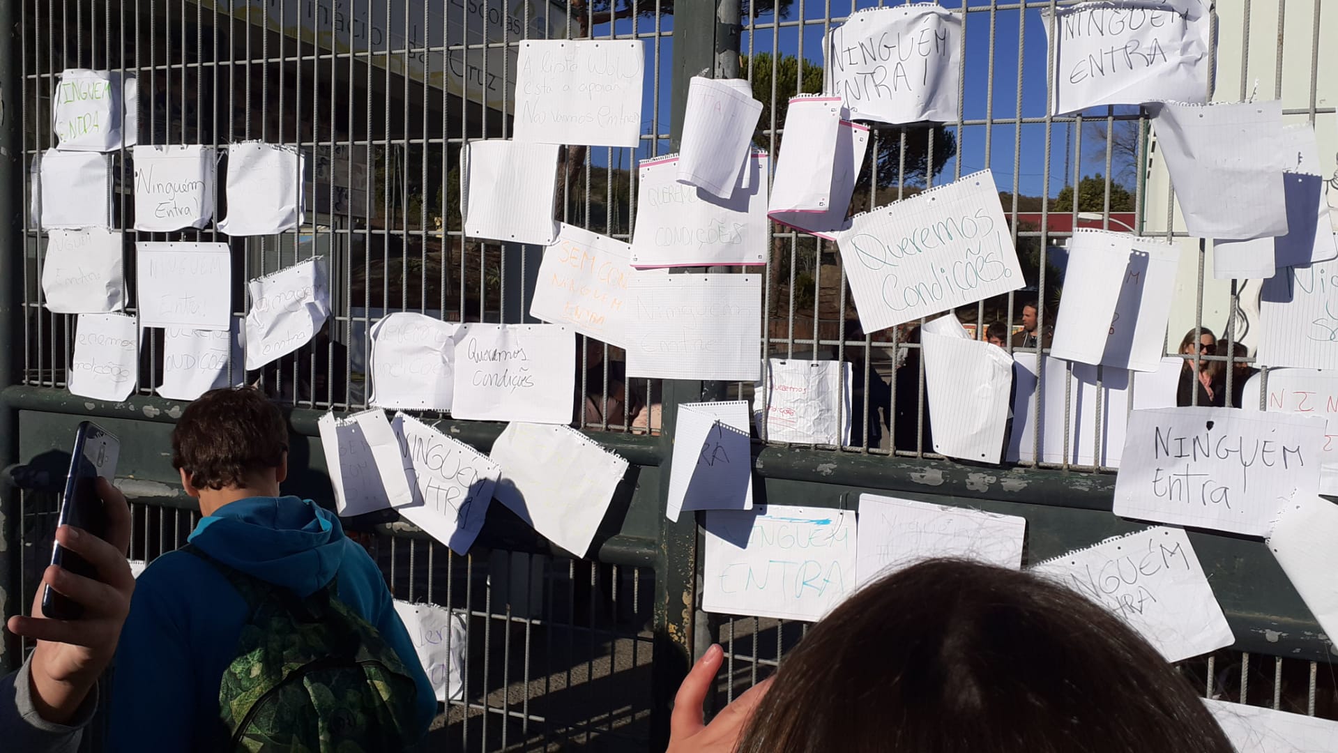 Alunos protestam à porta de escola de Sobral de Monte Agraço devido a falta de funcionários e de condições de higiene