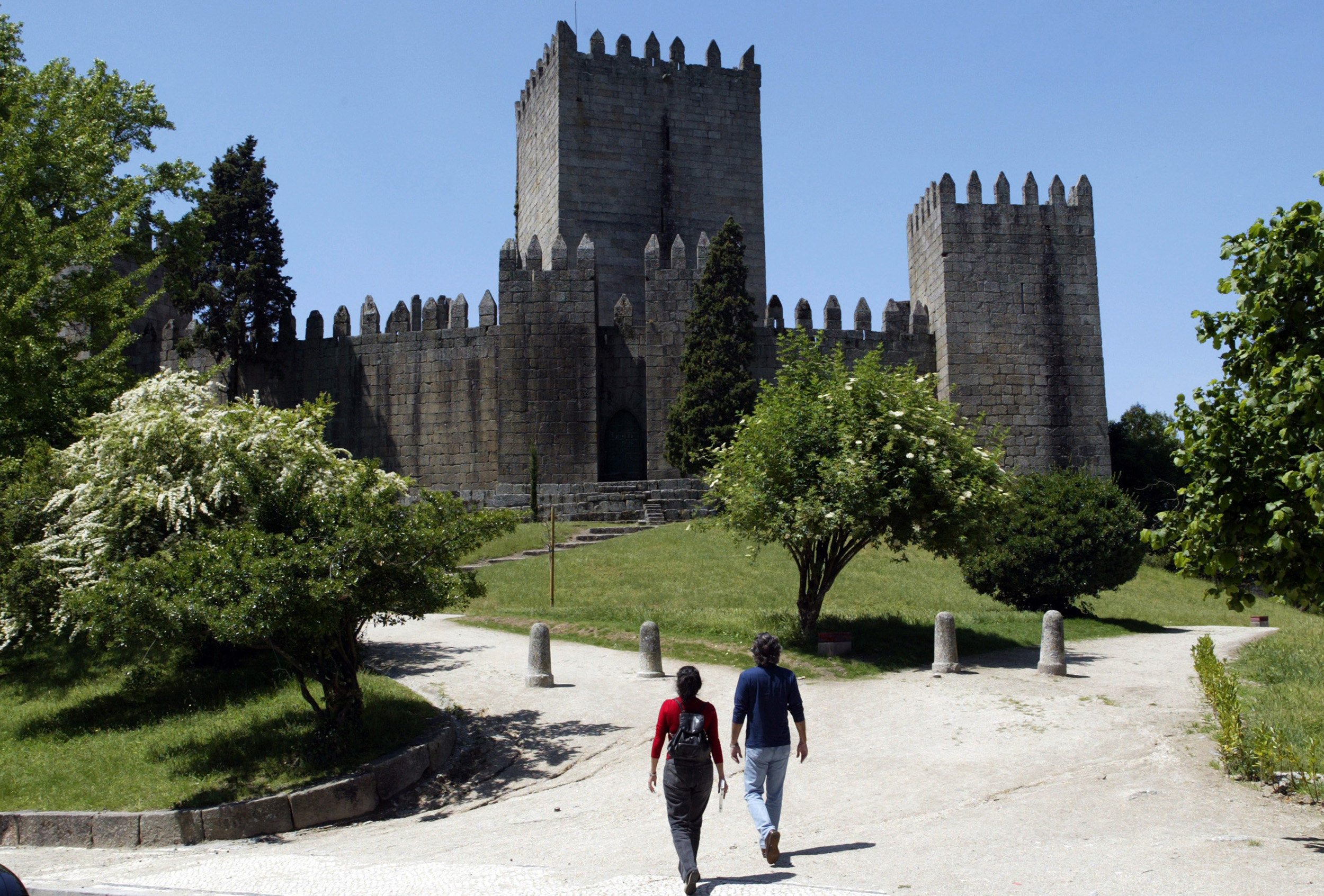 Condutor fura corte de trânsito nas Festas de Guimarães e atropela mulher de 39 anos