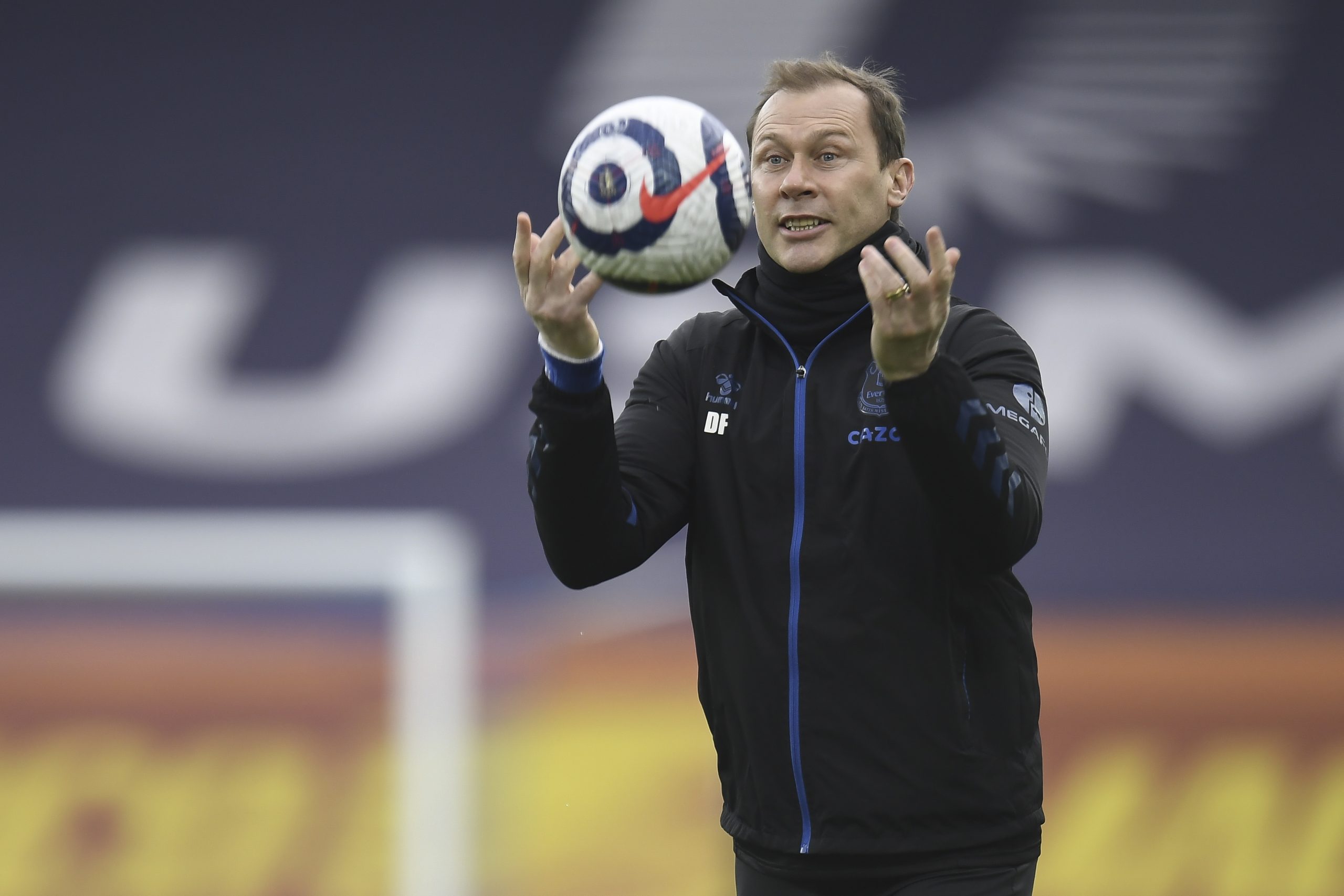 Duncan Ferguson volta a assumir interinamente o comando técnico do Everton