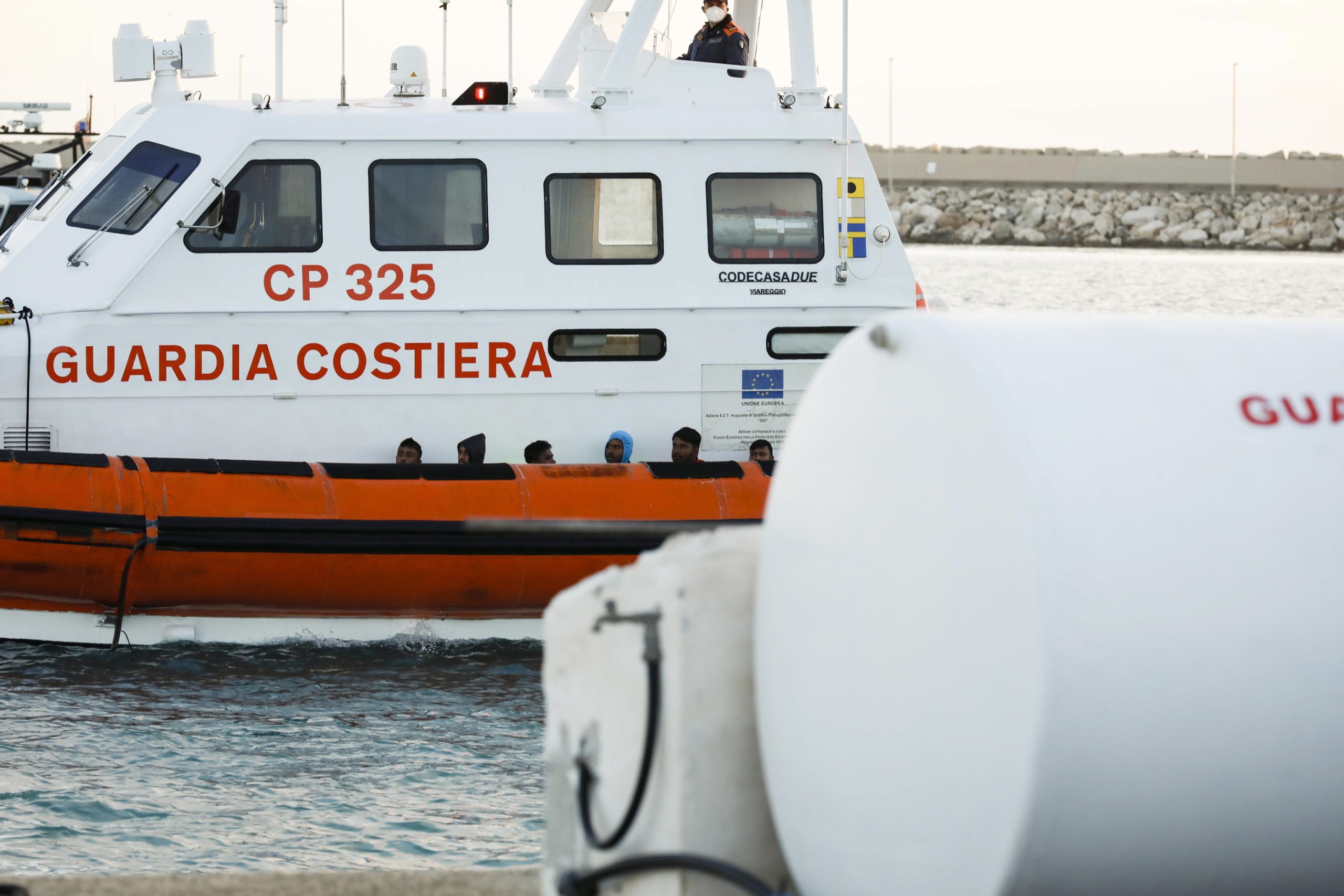 Cerca de 500 migrantes resgatados chegaram à costa italiana