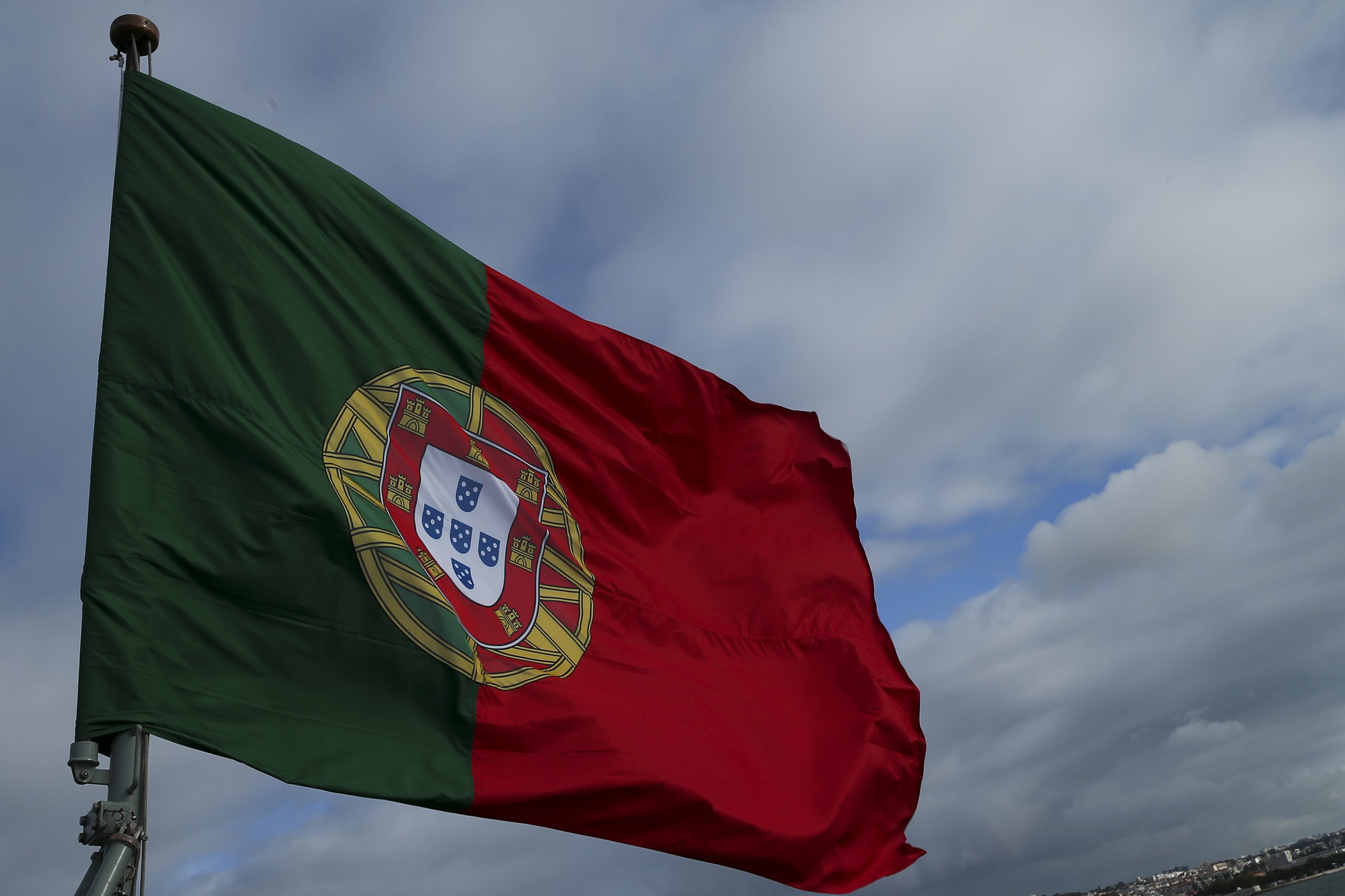 Portugal caminha para excedente e desemprego caiu para metade 5 anos após saída da ‘troika’