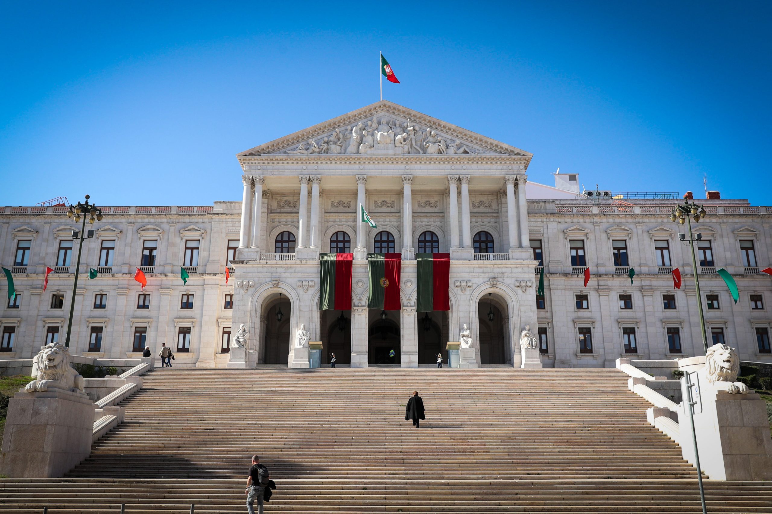 Parlamento debate hoje constituição de comissão de inquérito à atuação do SIS