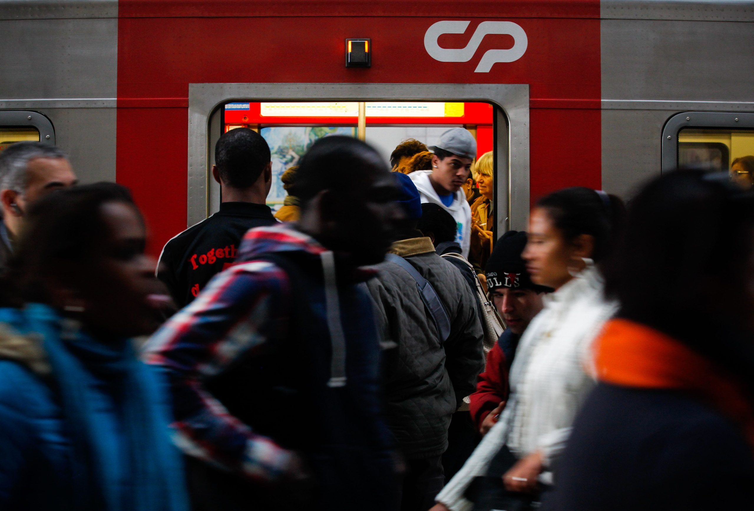 Linha de Sintra: porque é que os comboios estão sobrelotados na linha mais movimentada do país?