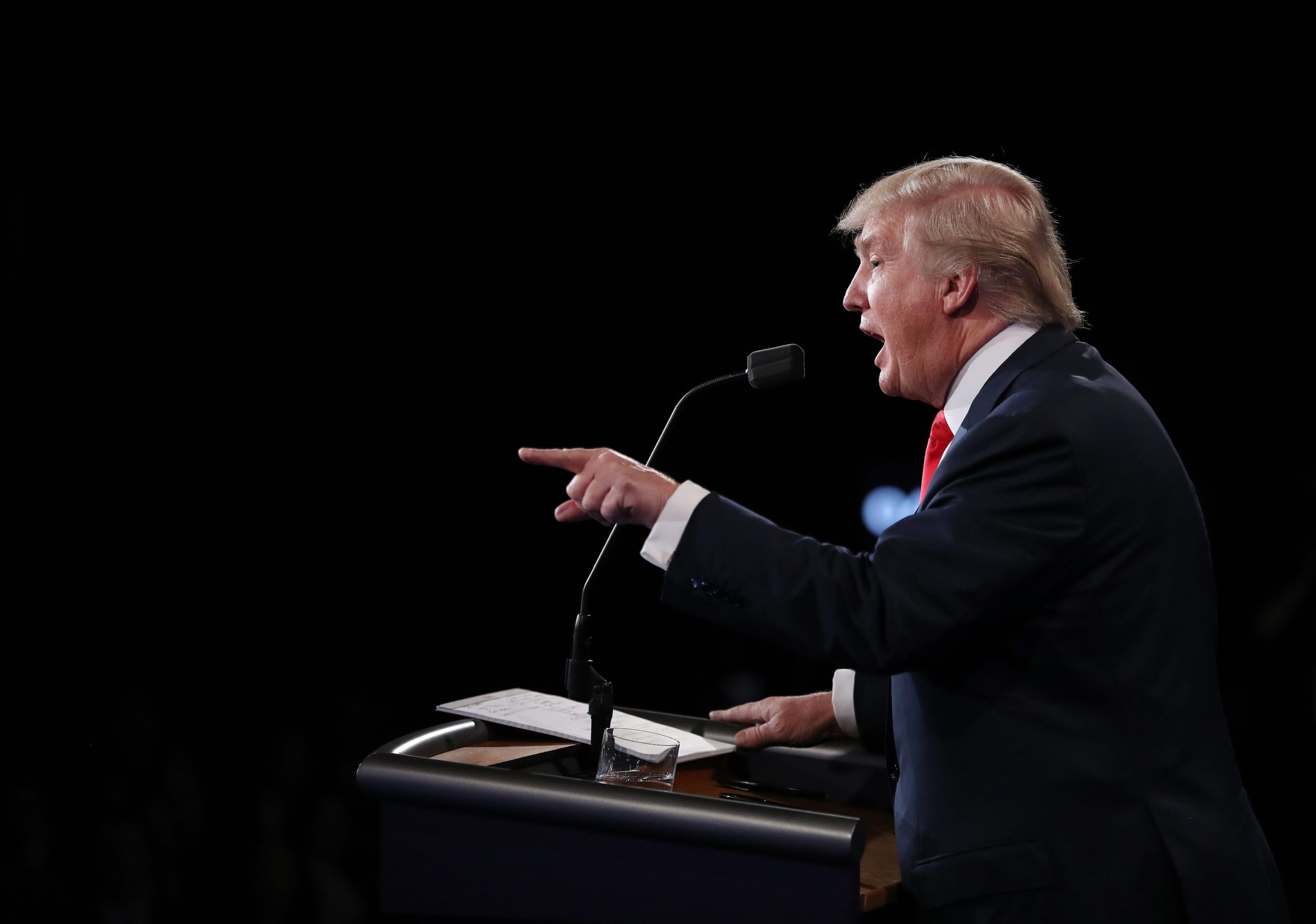 “Crime atroz” de Clinton motivou reabertura de investigação a e-mails, diz Trump