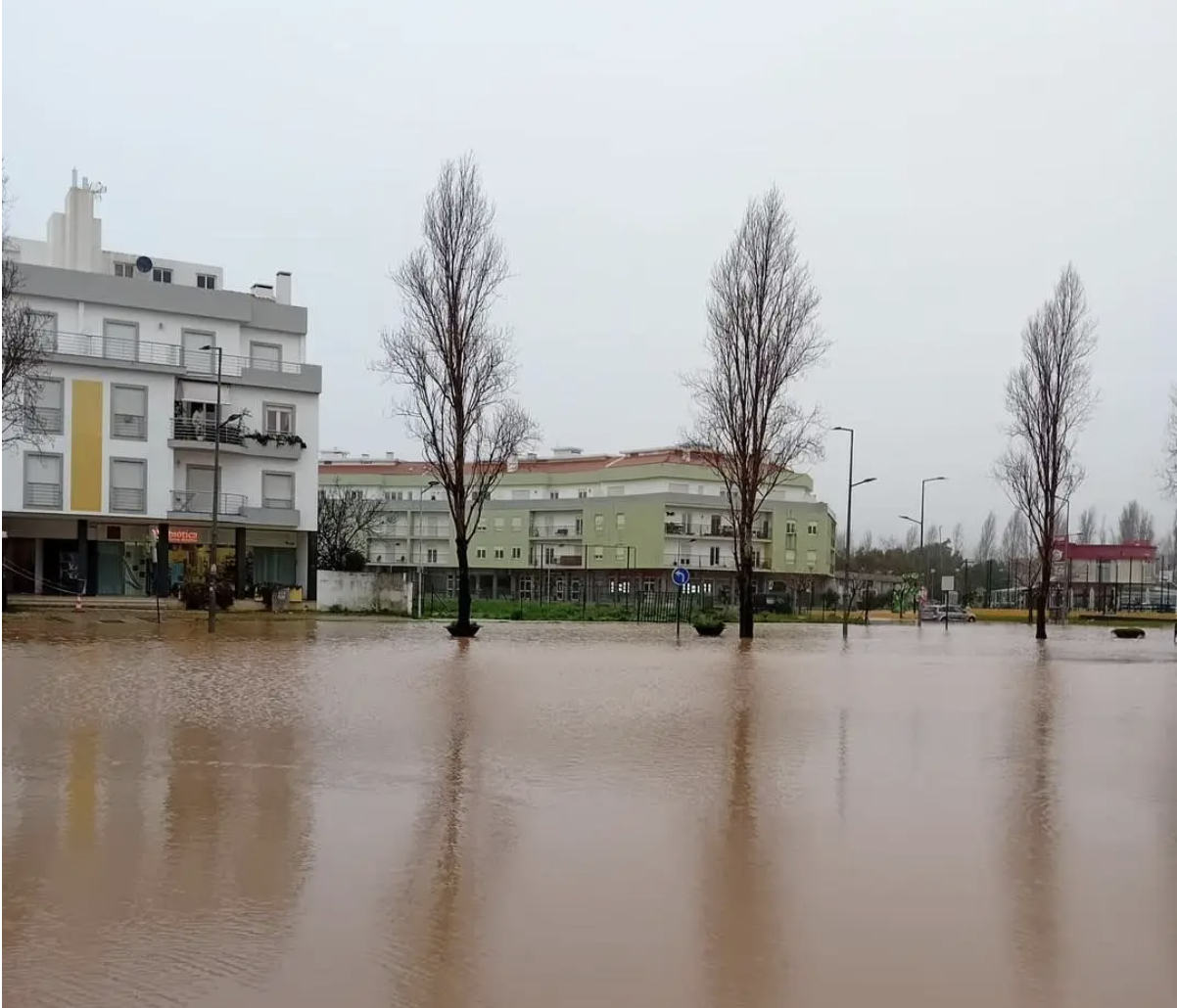 Portugal inundado: Coimbra em risco, diques aguentam dois mil metros cúbicos/segundo