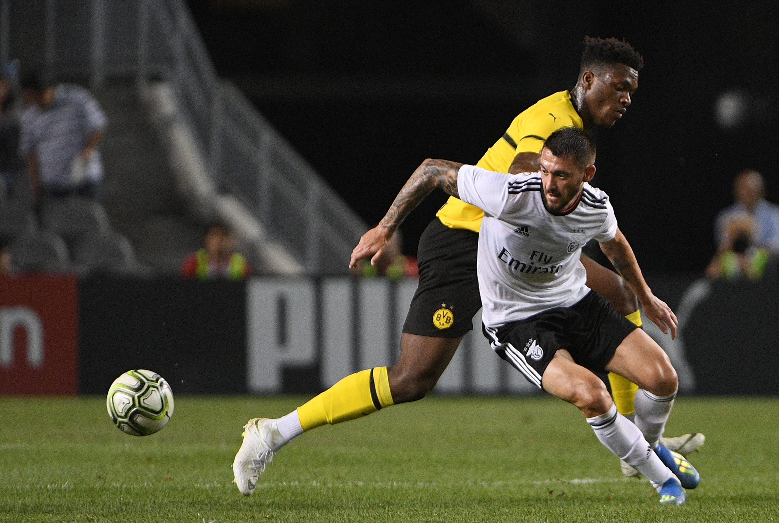 Zagadou, defesa do Dortmund, não joga mais esta época por lesão